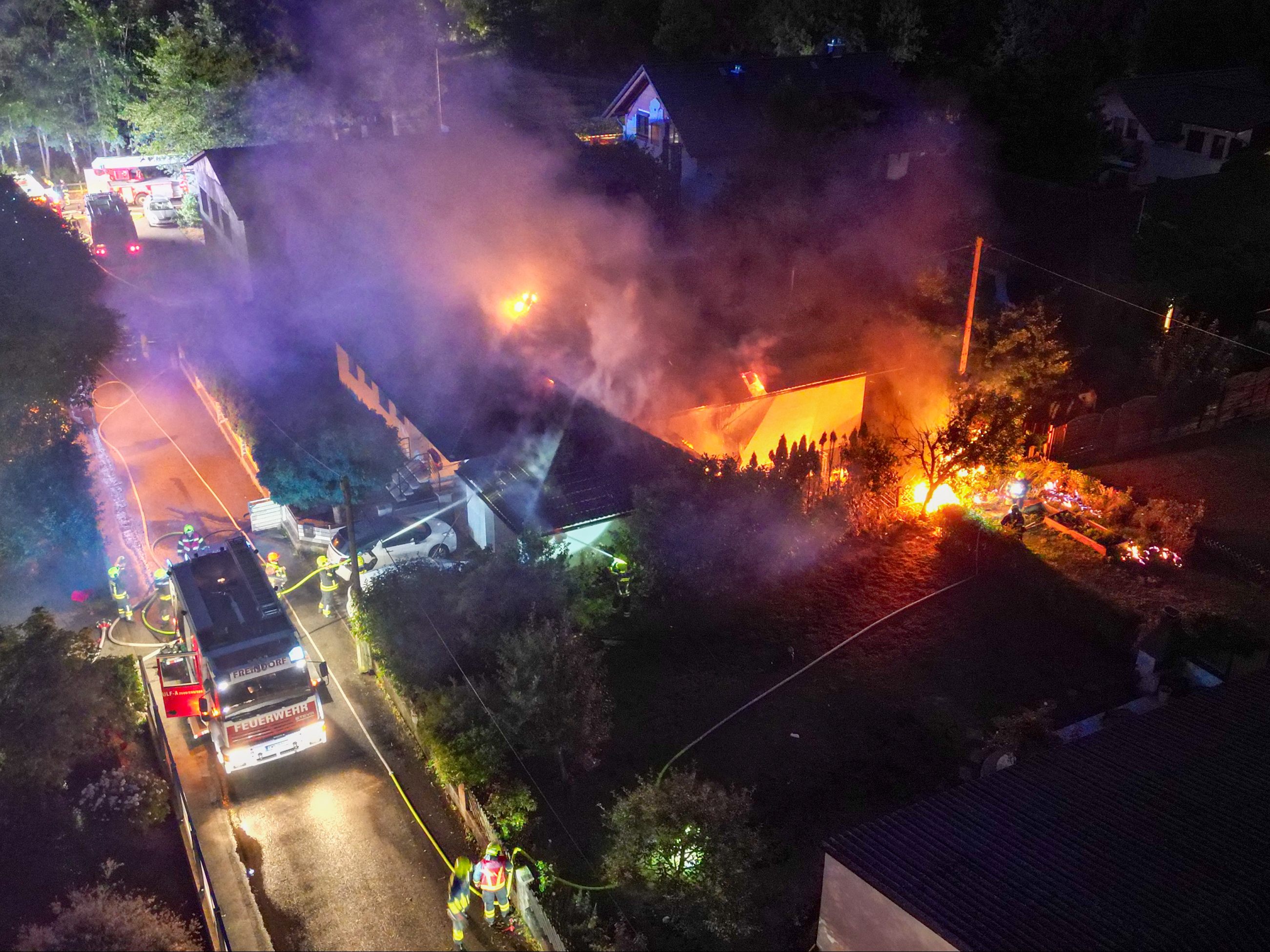 Nach einer Gasexplosion in Ansfelden mussten alle Bewohner in den umliegenden Gebäuden evakuiert werden. Nach einer Gasexplosion in Ansfelden mussten alle Bewohner in den umliegenden Gebäuden evakuiert werden.