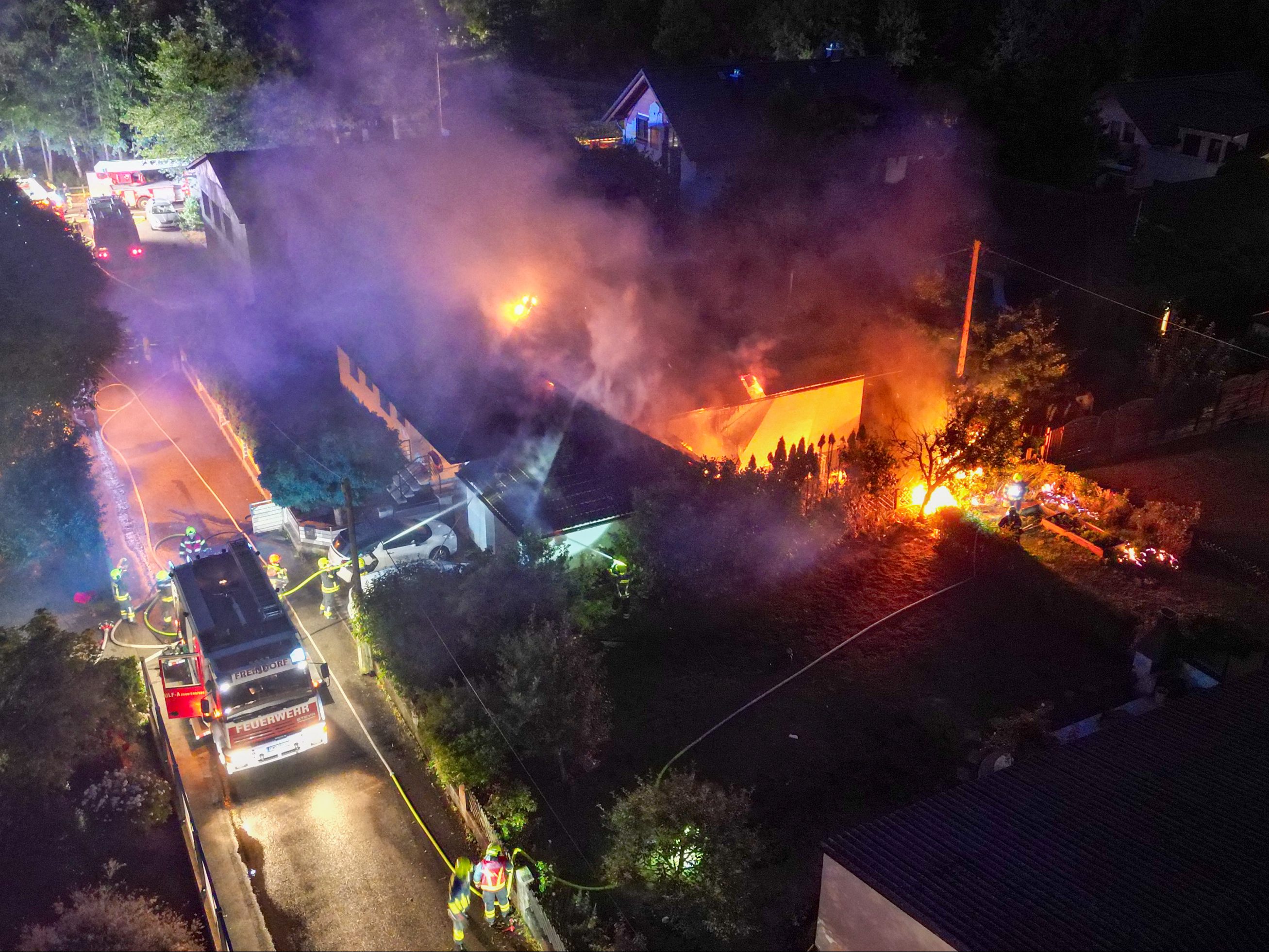 Nach einer Gasexplosion in Ansfelden können die 150 evakuierten Bewohner noch nicht wieder in ihre Häuser zurück. Nach einer Gasexplosion in Ansfelden können die 150 evakuierten Bewohner noch nicht wieder in ihre Häuser zurück.