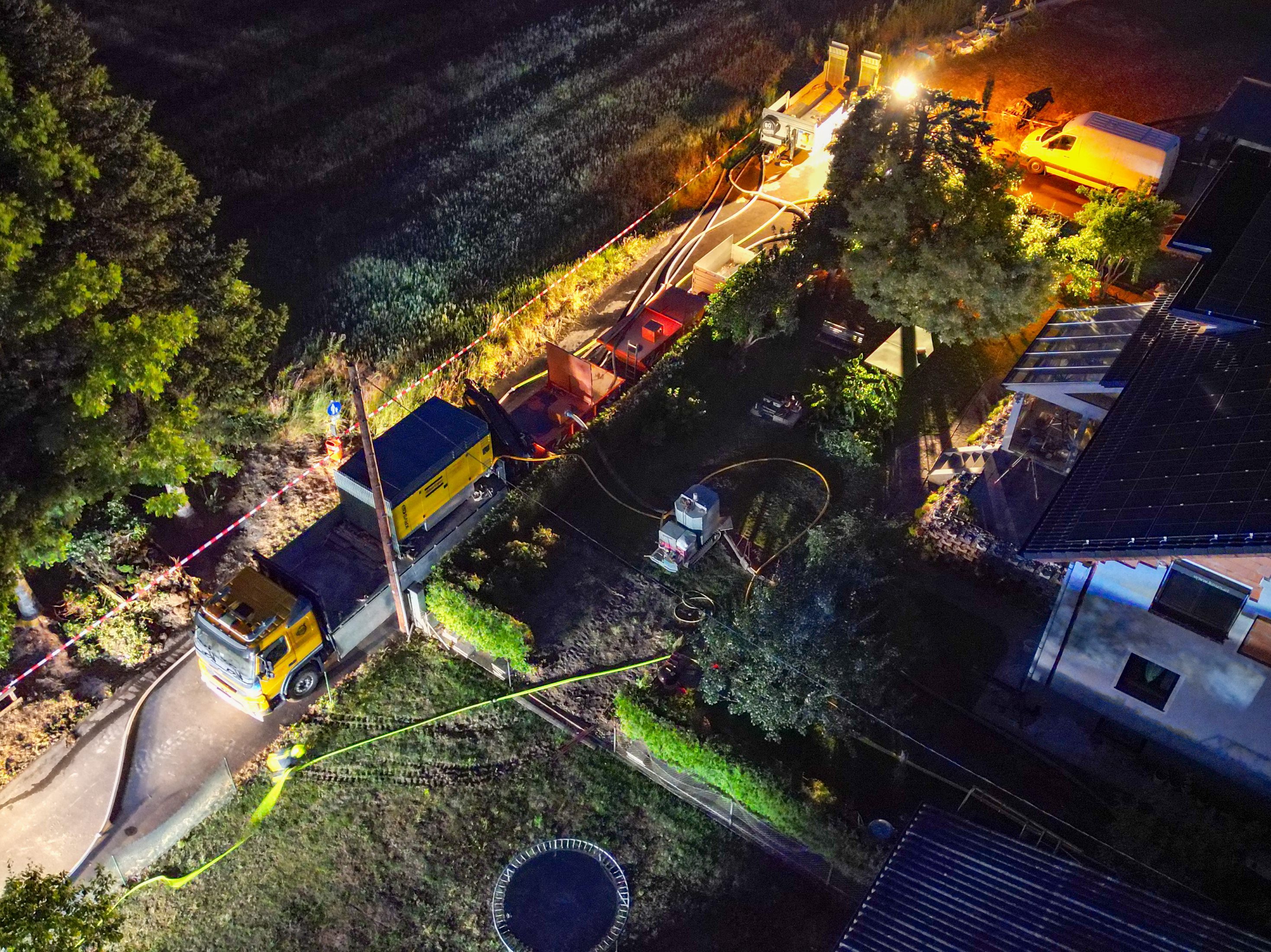 Nach der Gasexplosion in einer Wohnsiedlung in Ansfelden am Dienstag kann nun ein Großteil der Bewohner zurück ihn ihre Häuser. Nach der Gasexplosion in einer Wohnsiedlung in Ansfelden am Dienstag kann nun ein Großteil der Bewohner zurück ihn ihre Häuser.