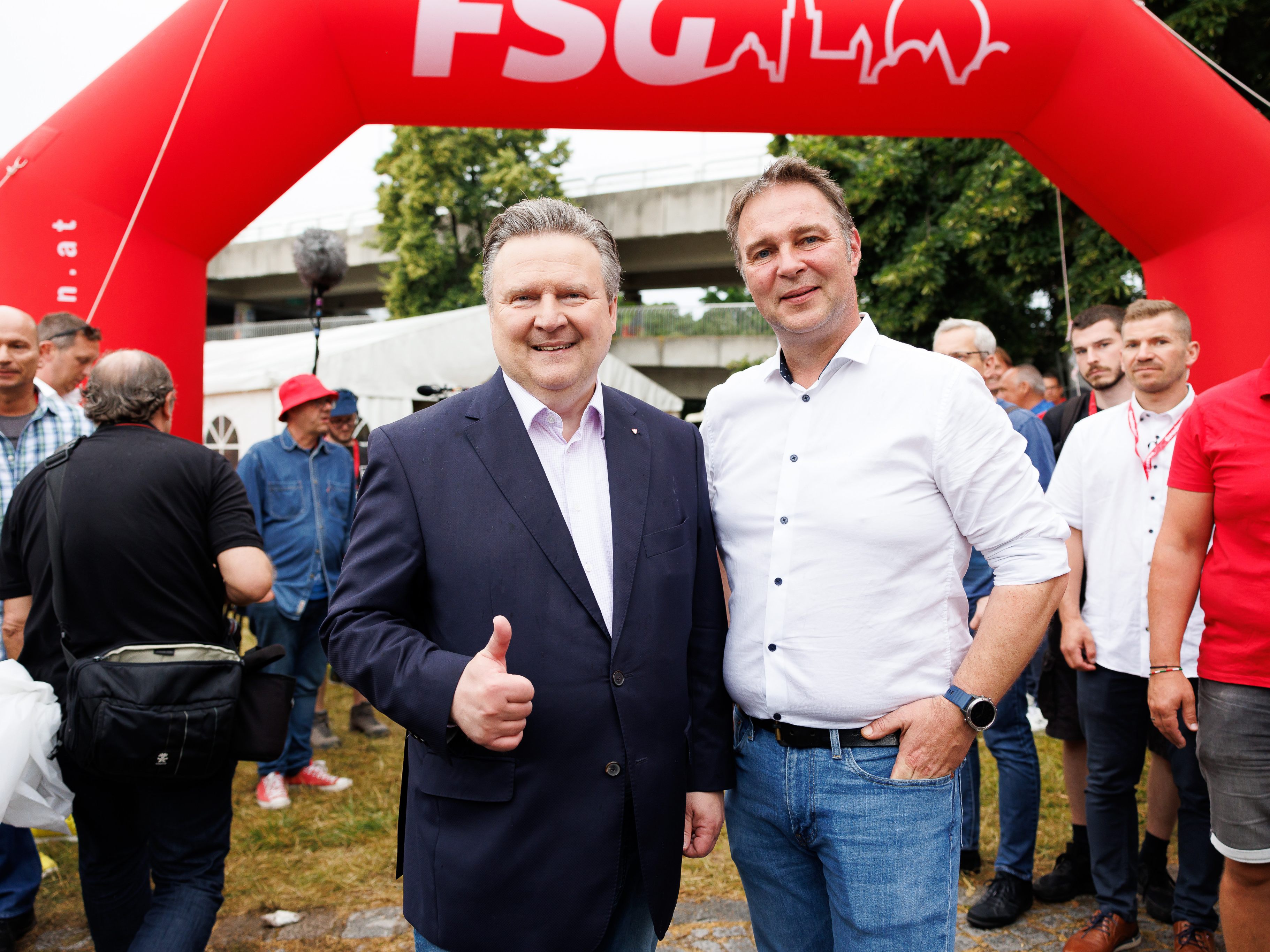 Ludwig und Babler drehten ihre Runden beim Donauinselfest. Ludwig und Babler drehten ihre Runden beim Donauinselfest.