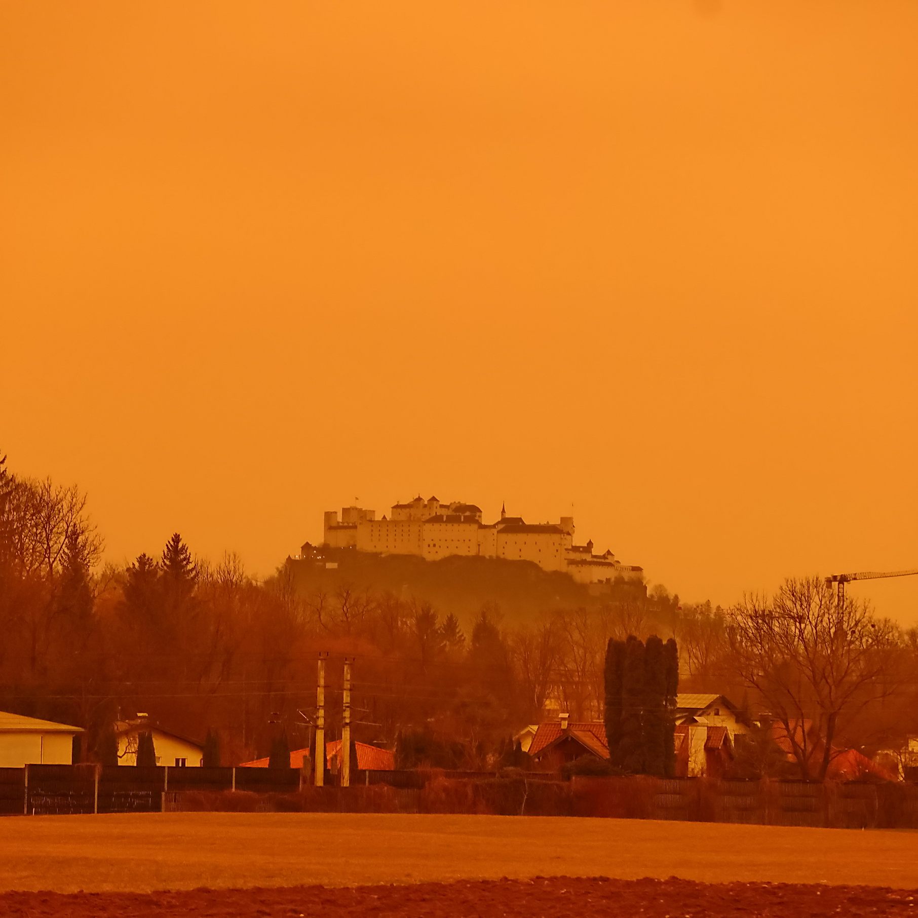 Saharastaub in der Luft kann den Himmel gelblich bis bräunlich wirken lassen.