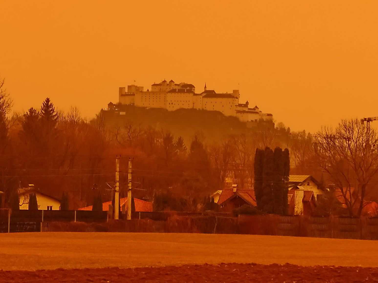 Saharastaub in der Luft kann den Himmel gelblich bis bräunlich wirken lassen.