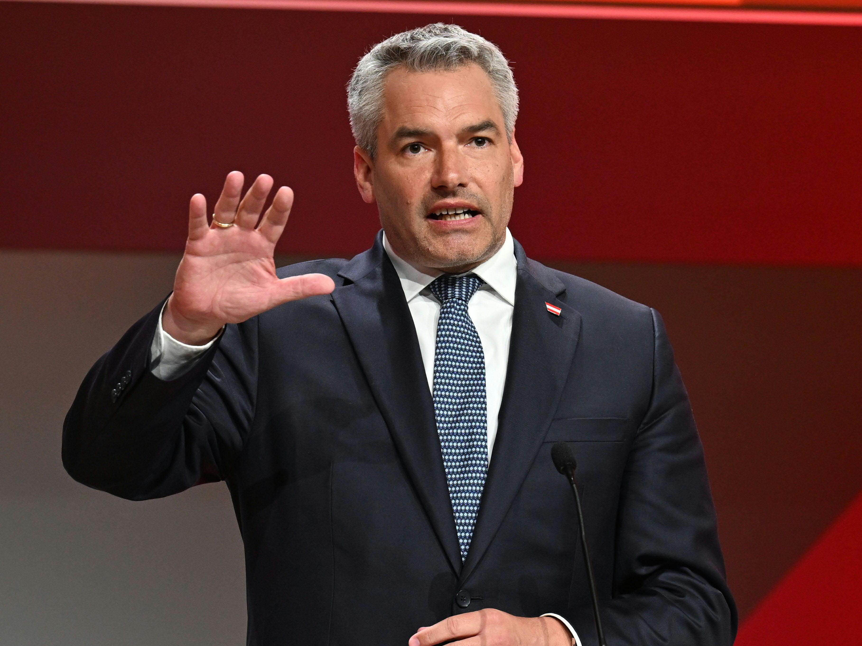 Bundeskanzler Karl Nehammer (ÖVP) beruft wegen der Ereginisse in Russland für Sonntag eine Krisenkonferenz ein. Bundeskanzler Karl Nehammer (ÖVP) beruft wegen der Ereginisse in Russland für Sonntag eine Krisenkonferenz ein.