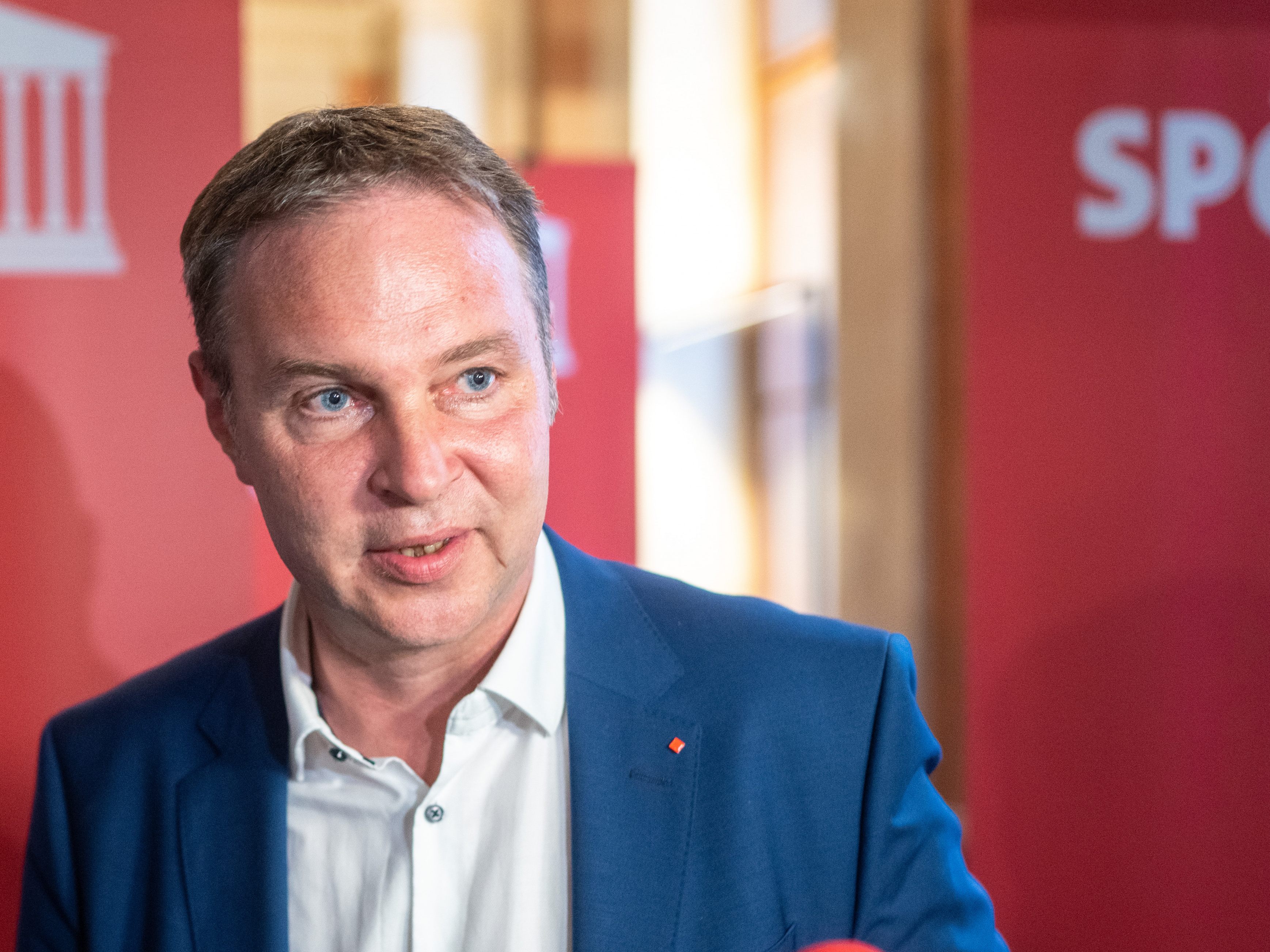 Babler wurde von den anderen Parteien unwirsch begrüßt. Babler wurde von den anderen Parteien unwirsch begrüßt.