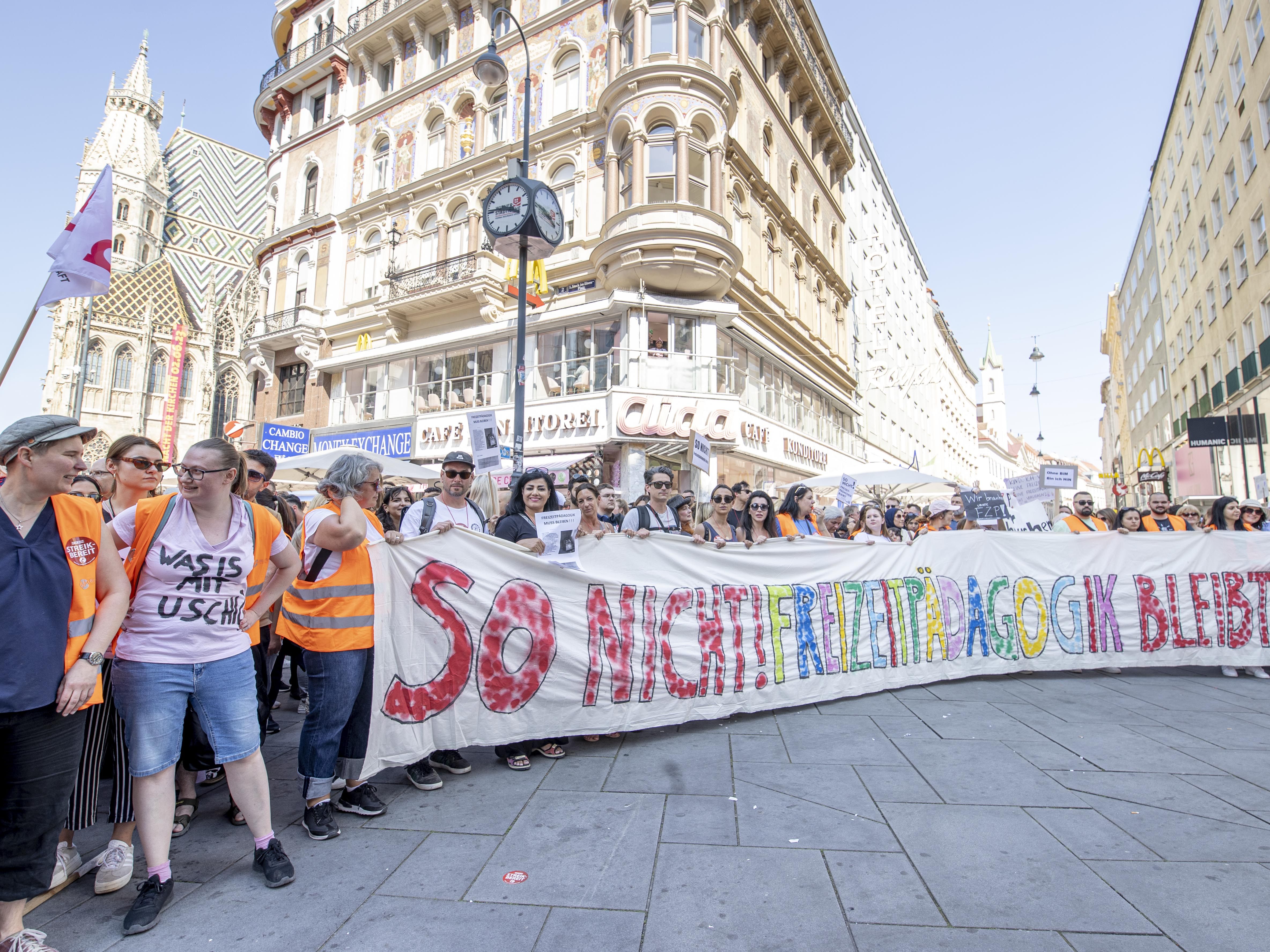 Freizeitpädagogen demonstrierten in Wien und Salzburg. Freizeitpädagogen demonstrierten in Wien und Salzburg.