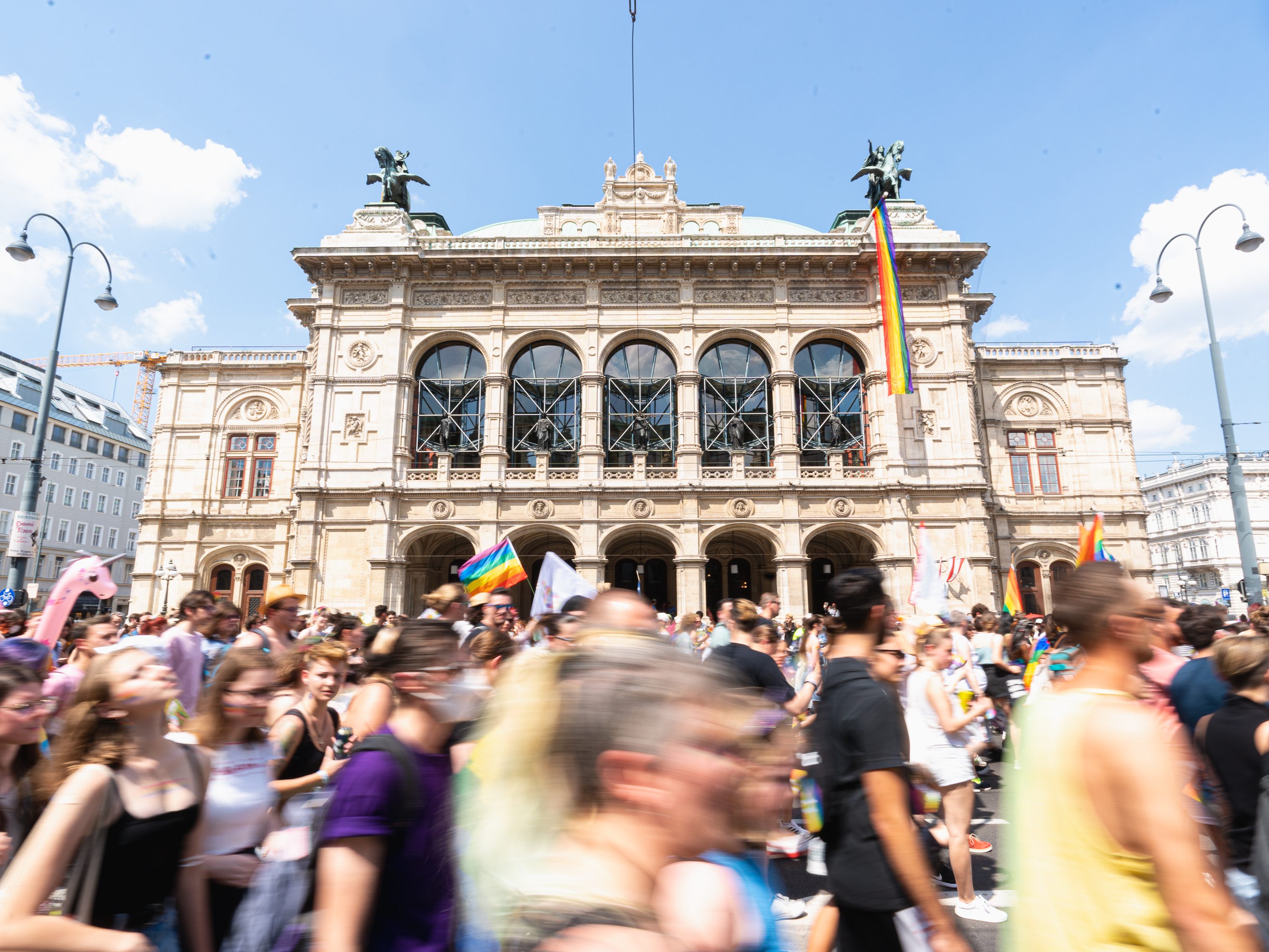 Die Wiener Staatsoper lädt zur ersten Pride Party. Die Wiener Staatsoper lädt zur ersten Pride Party.