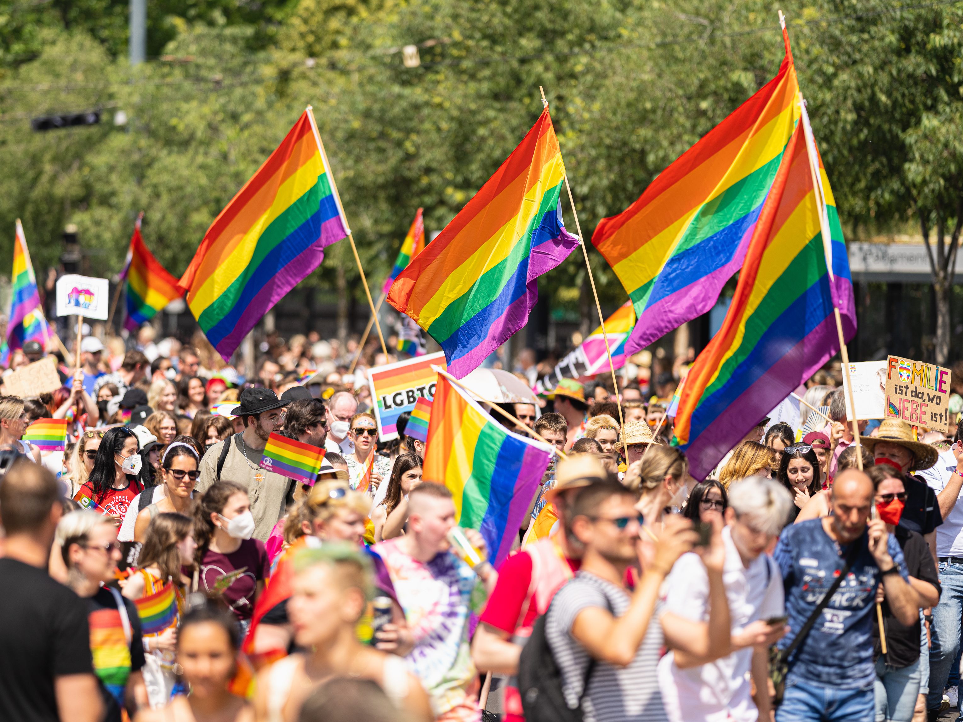 Die Regenbogenparade zieht "andersrum" für LGBTIQ-Rechte über den Wiener Ring. Die Regenbogenparade zieht "andersrum" für LGBTIQ-Rechte über den Wiener Ring.