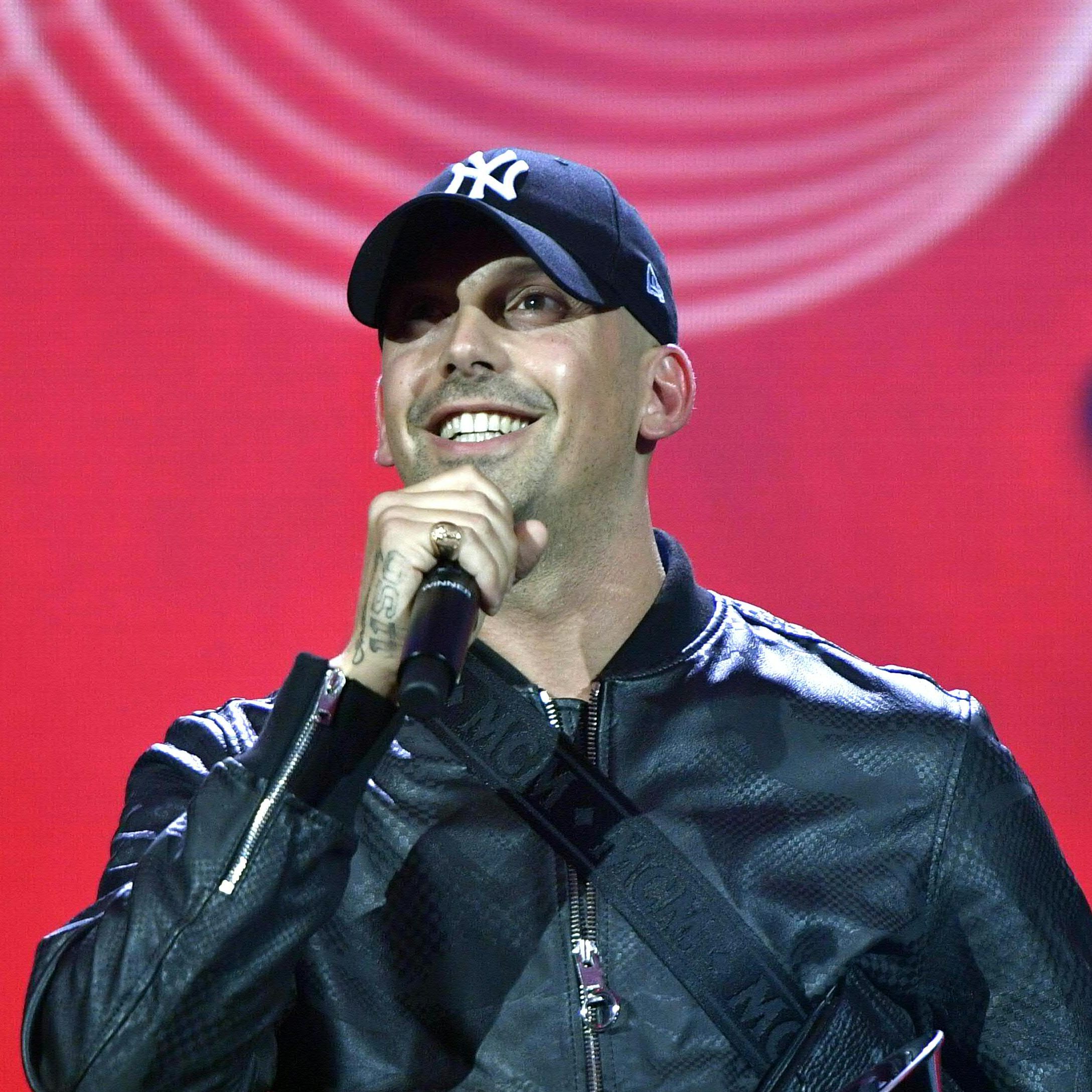 Raf Camora ist zum achten Mal auf Platz 1 bei den Deutschen Albumcharts.