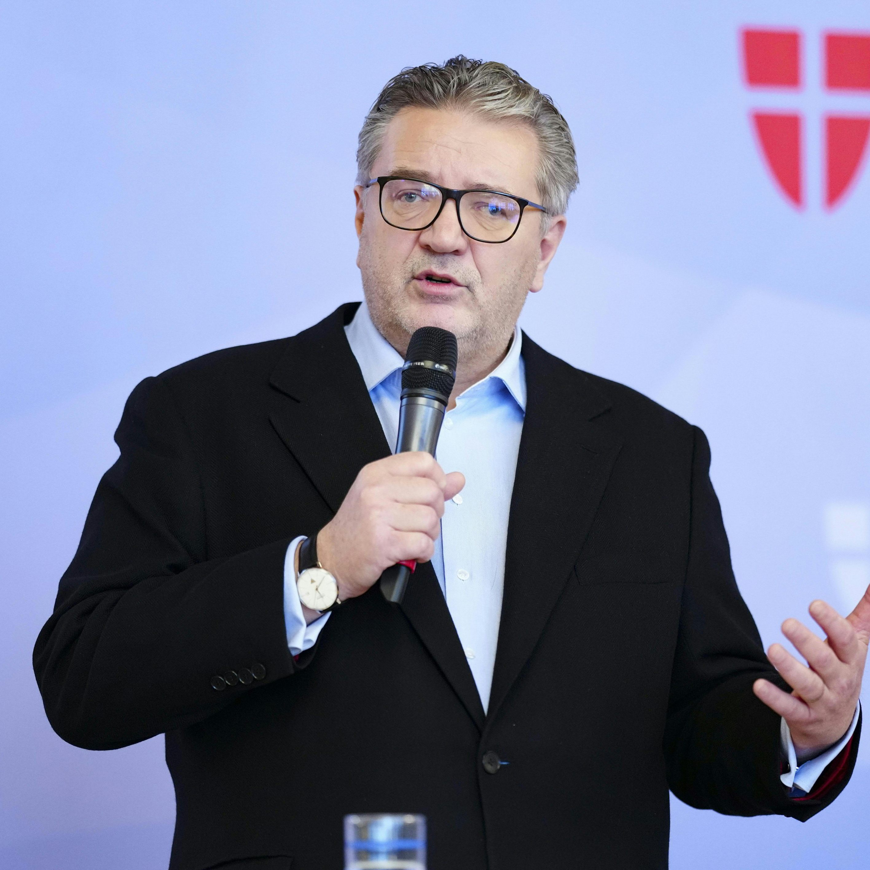 Gesundheitsstadtrat Peter Hacker (SPÖ) zeigte sich überrascht von den Nebenjobs des Gesundheitspersonals in der Klinik Ottakring in Wien.