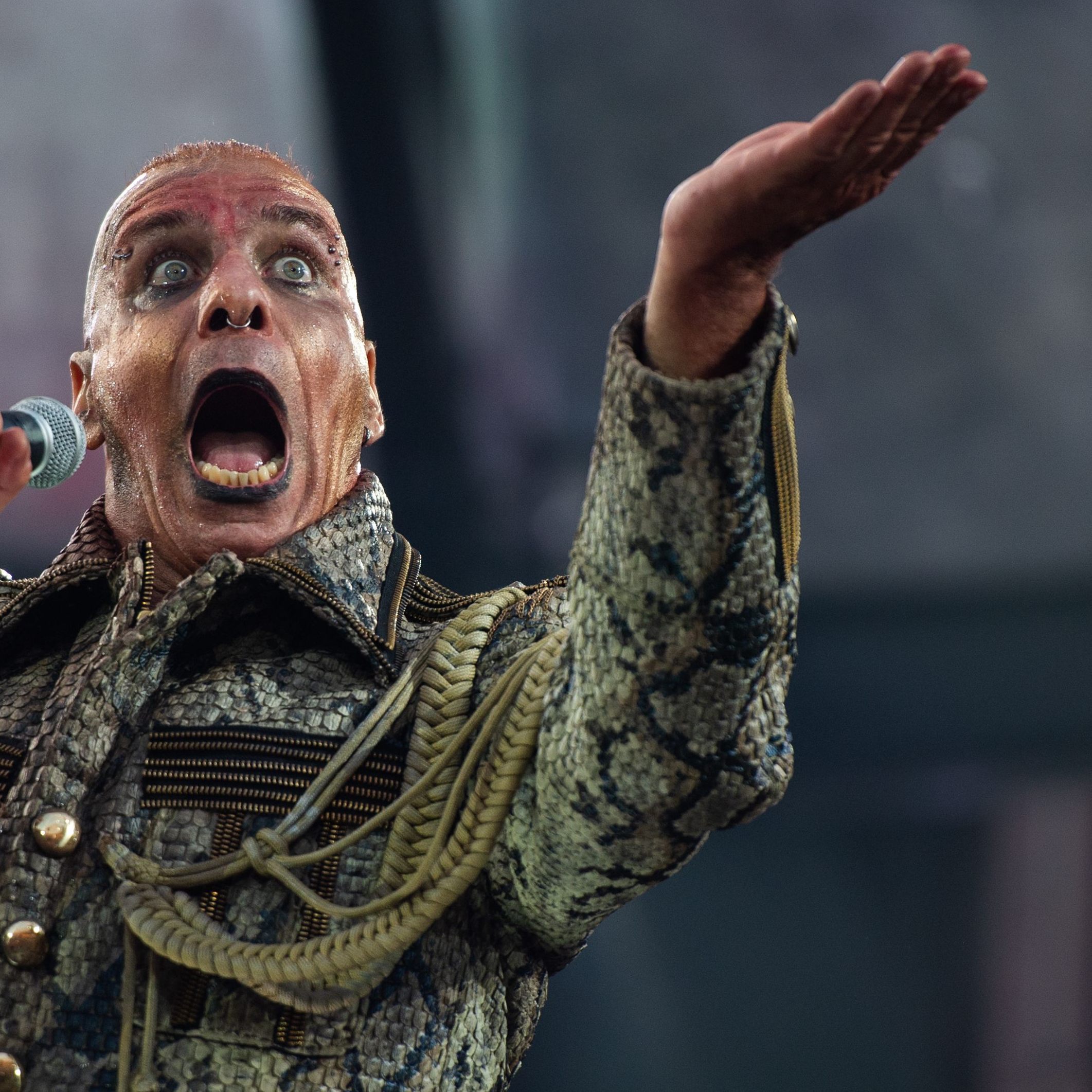 Nach den Vorwürfen gegen Rammstein-Frontmann Till Lindemann befinde sich die Band in "Schockstarre".