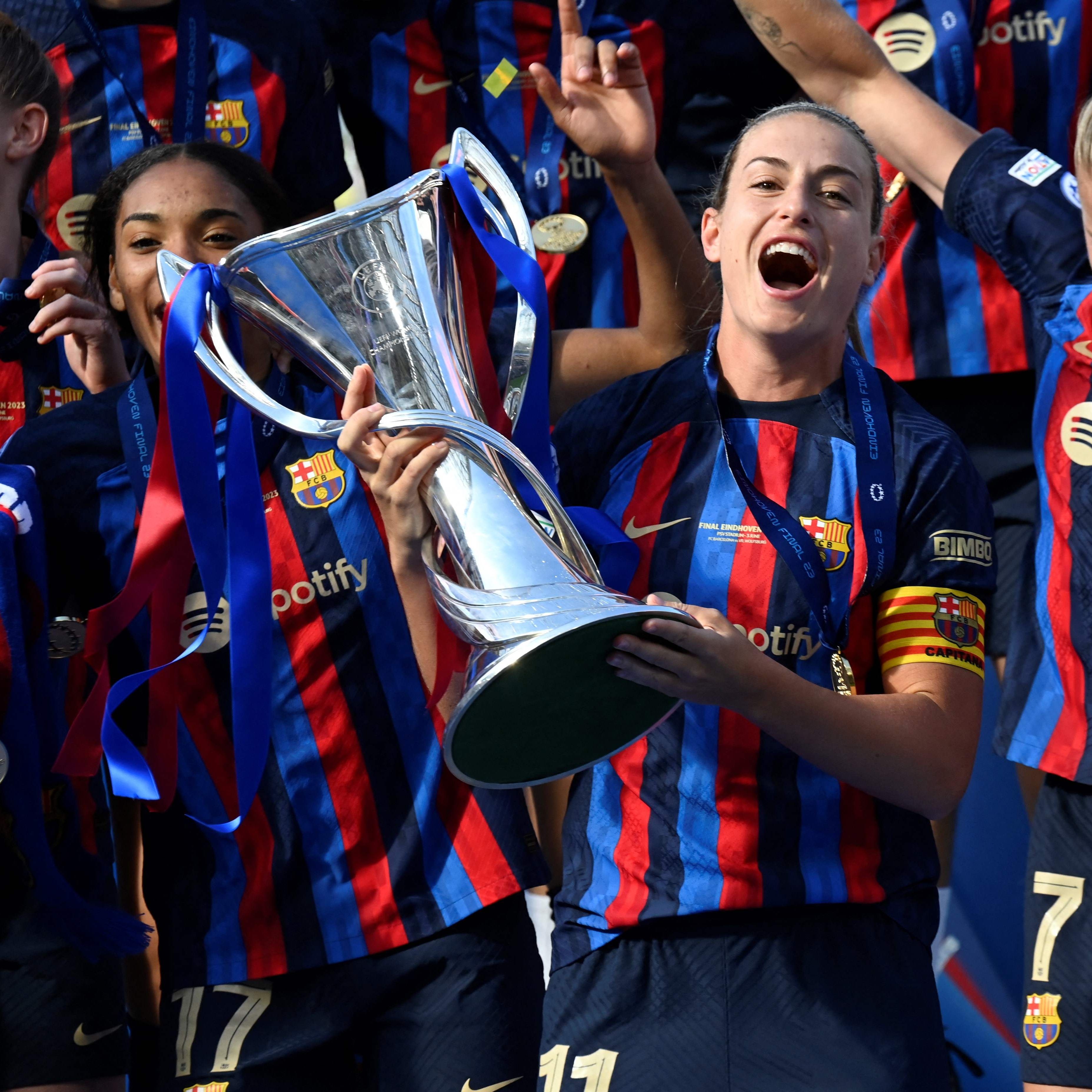 Alexia Putellas durfte den Pokal entgegennehmen.