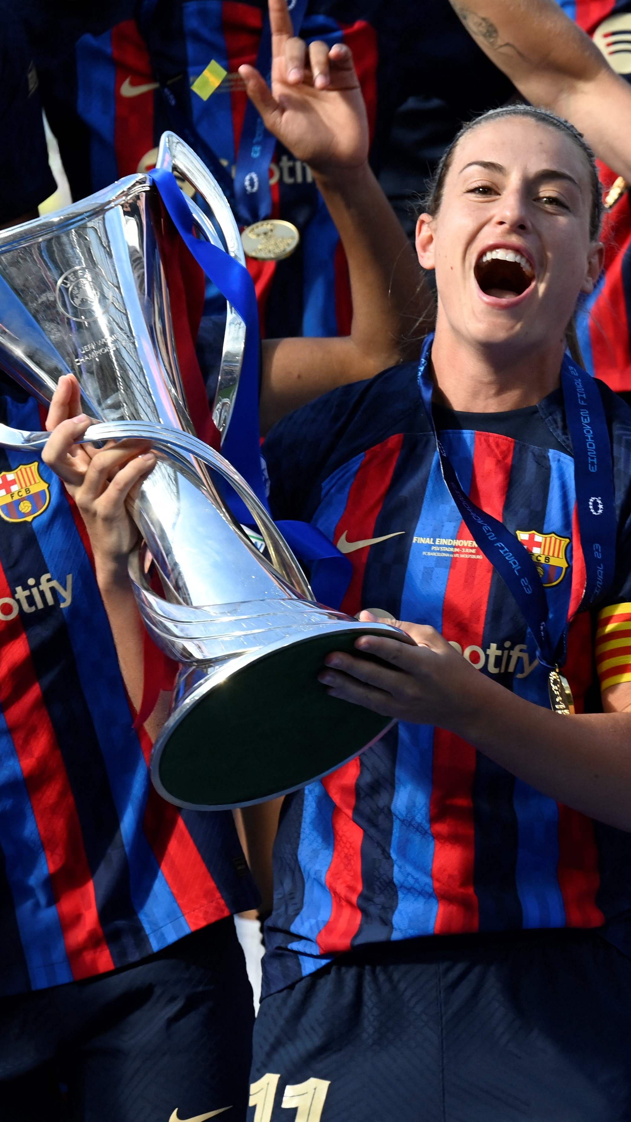 Alexia Putellas durfte den Pokal entgegennehmen.