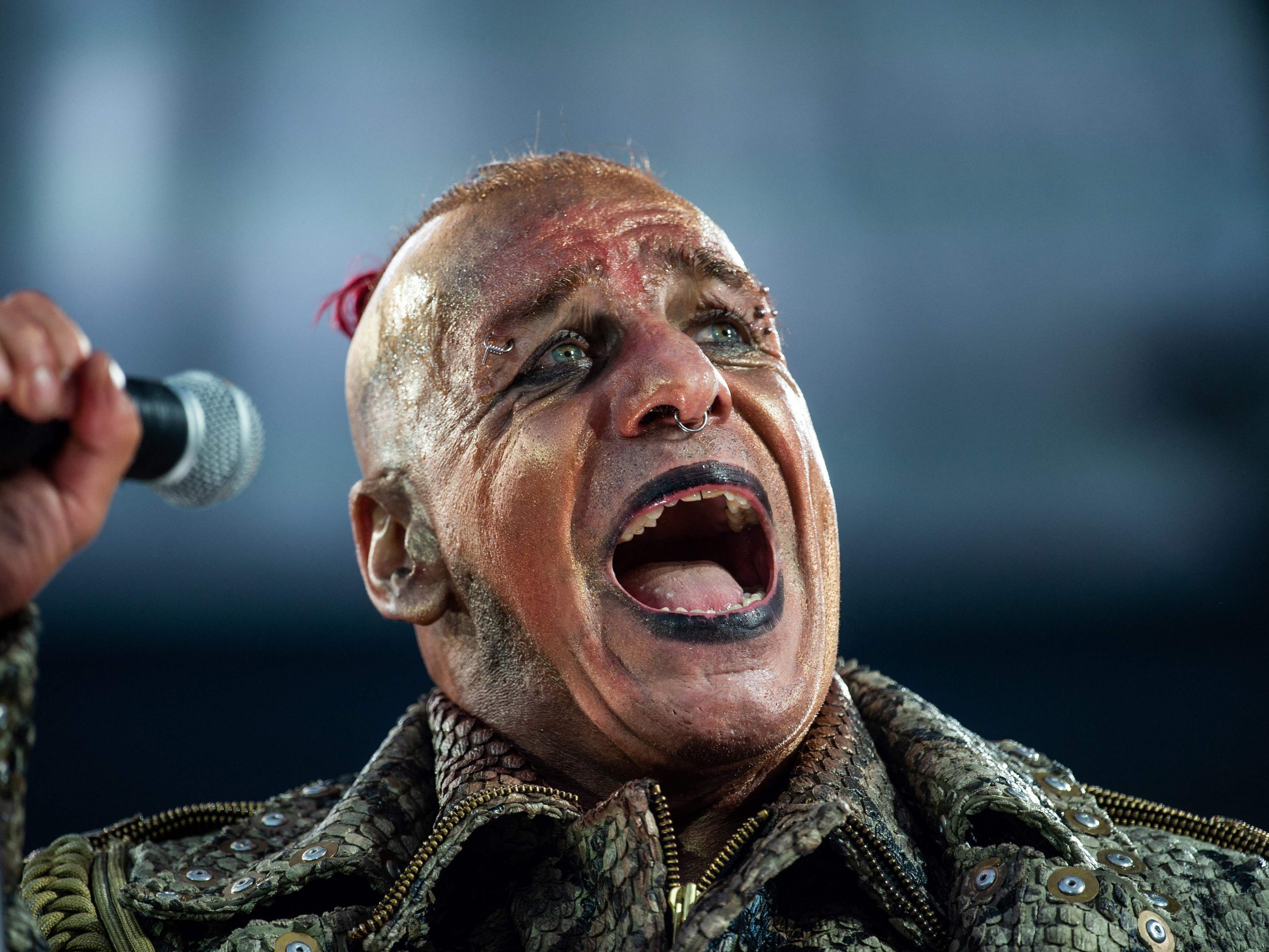 Till Lindemann sieht sich mit Vorwürfen konfrontiert. Till Lindemann sieht sich mit Vorwürfen konfrontiert.