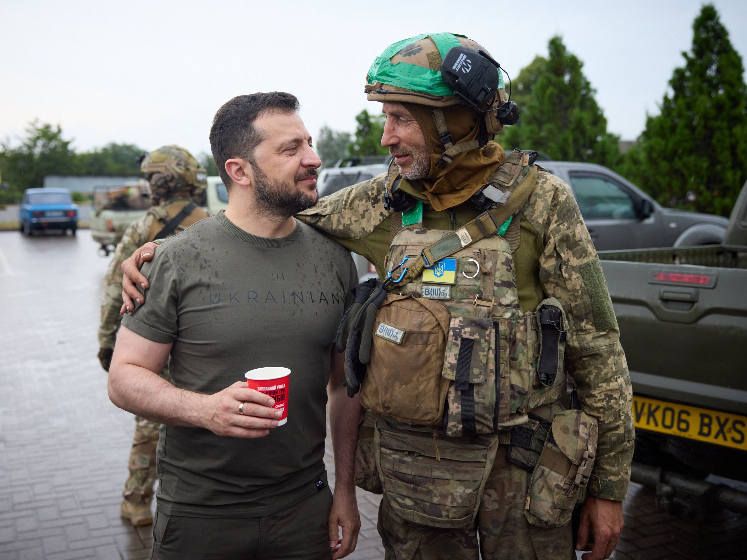 Der ukrainische Präsident Wolodymyr Selenskyj besuchte am Montag überraschend die Front in der Region Donezk. Der ukrainische Präsident Wolodymyr Selenskyj besuchte am Montag überraschend die Front in der Region Donezk.
