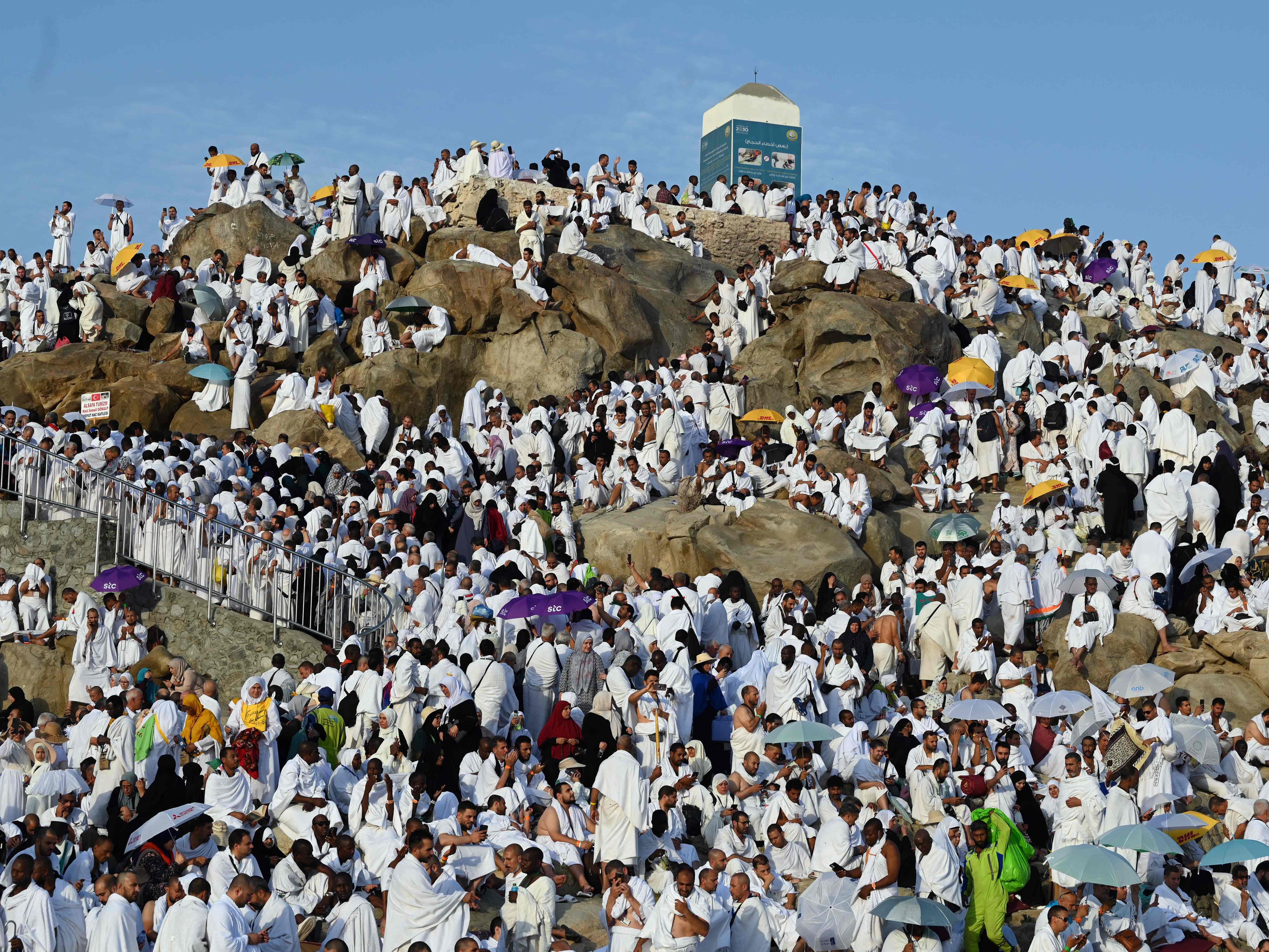 Muslimische Pilger erklimmen Berg Arafat zum Höhepunkt des Hadsch.
