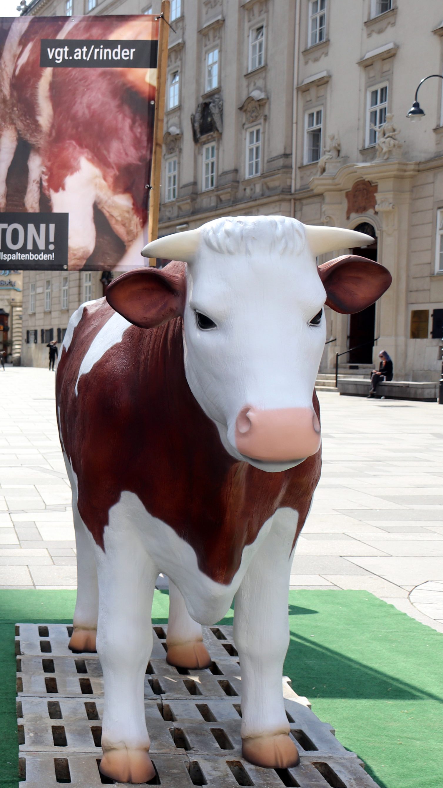 Der VGT protestierte am Wiener Stephansplatz mit riesen Stierfiguren gegen Vollspaltböden.