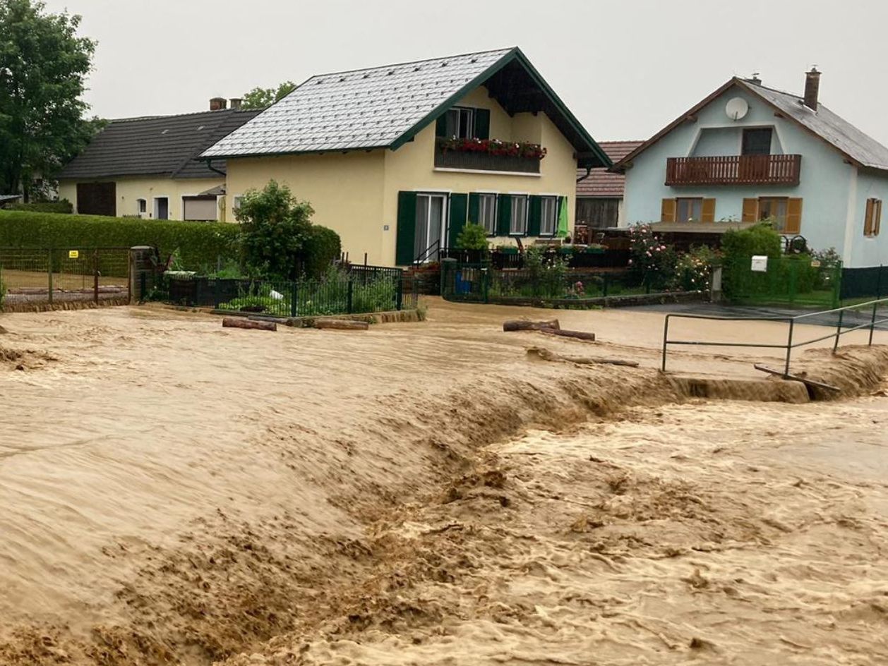 Starker Regen forderte die Feuerwehren im Burgenland. Starker Regen forderte die Feuerwehren im Burgenland.