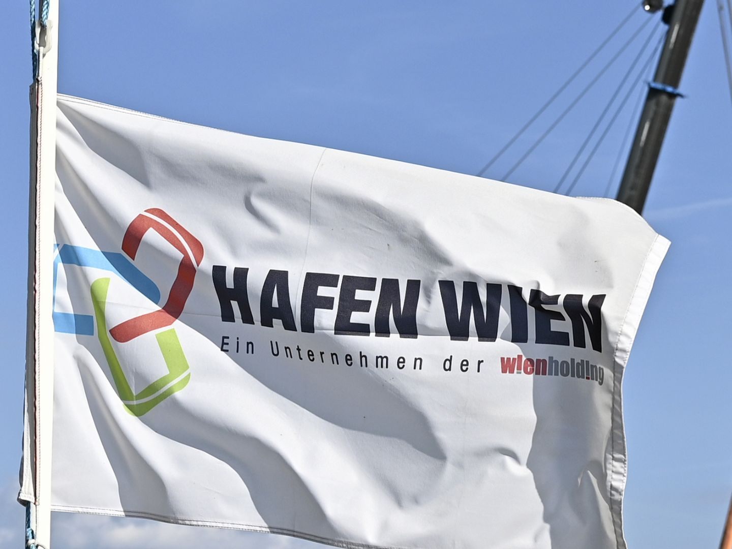 "Hafen Wien" ist auf einer Fahne zu sehen.