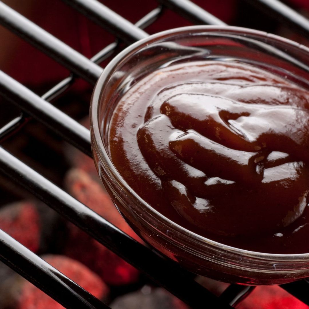 Im Supermarkt erhältliches Ketchup und Grillsaucen fallen bei Salz-, Zucker- und Fettgehalt sehr unterschiedlich aus.