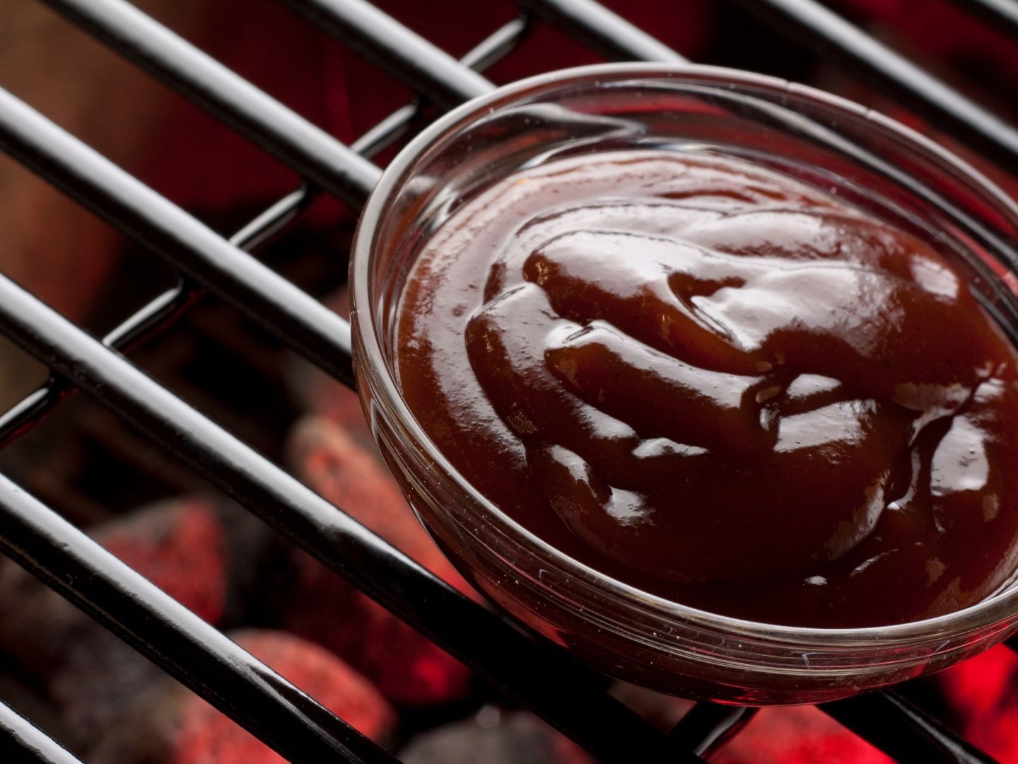 Im Supermarkt erhältliches Ketchup und Grillsaucen fallen bei Salz-, Zucker- und Fettgehalt sehr unterschiedlich aus. Im Supermarkt erhältliches Ketchup und Grillsaucen fallen bei Salz-, Zucker- und Fettgehalt sehr unterschiedlich aus.