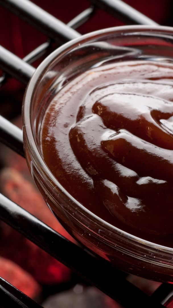 Im Supermarkt erhältliches Ketchup und Grillsaucen fallen bei Salz-, Zucker- und Fettgehalt sehr unterschiedlich aus.
