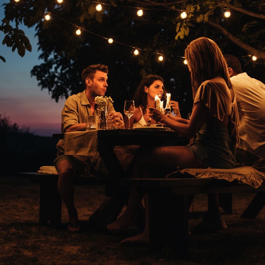 Eine Langzeitstudie hat herausgefunden, dass Menschen, die länger wach bleiben, auch dazu tendieren, mehr Alkohol und Drogen zu konsumieren.