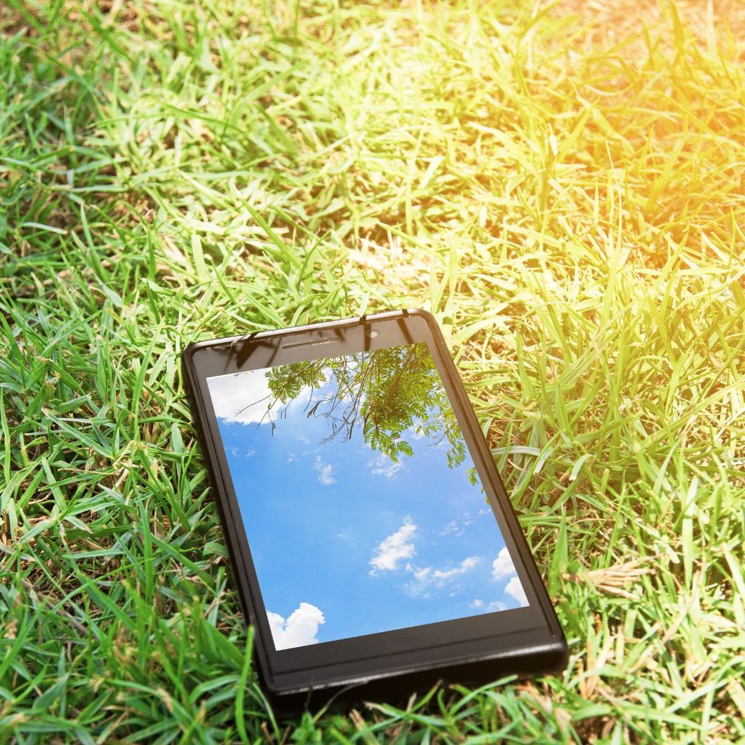 Es wird gewarnt davor, Smartphones, Tablets, E-Bikes und Co. direkter Sonneneinstrahlung auszusetzen.