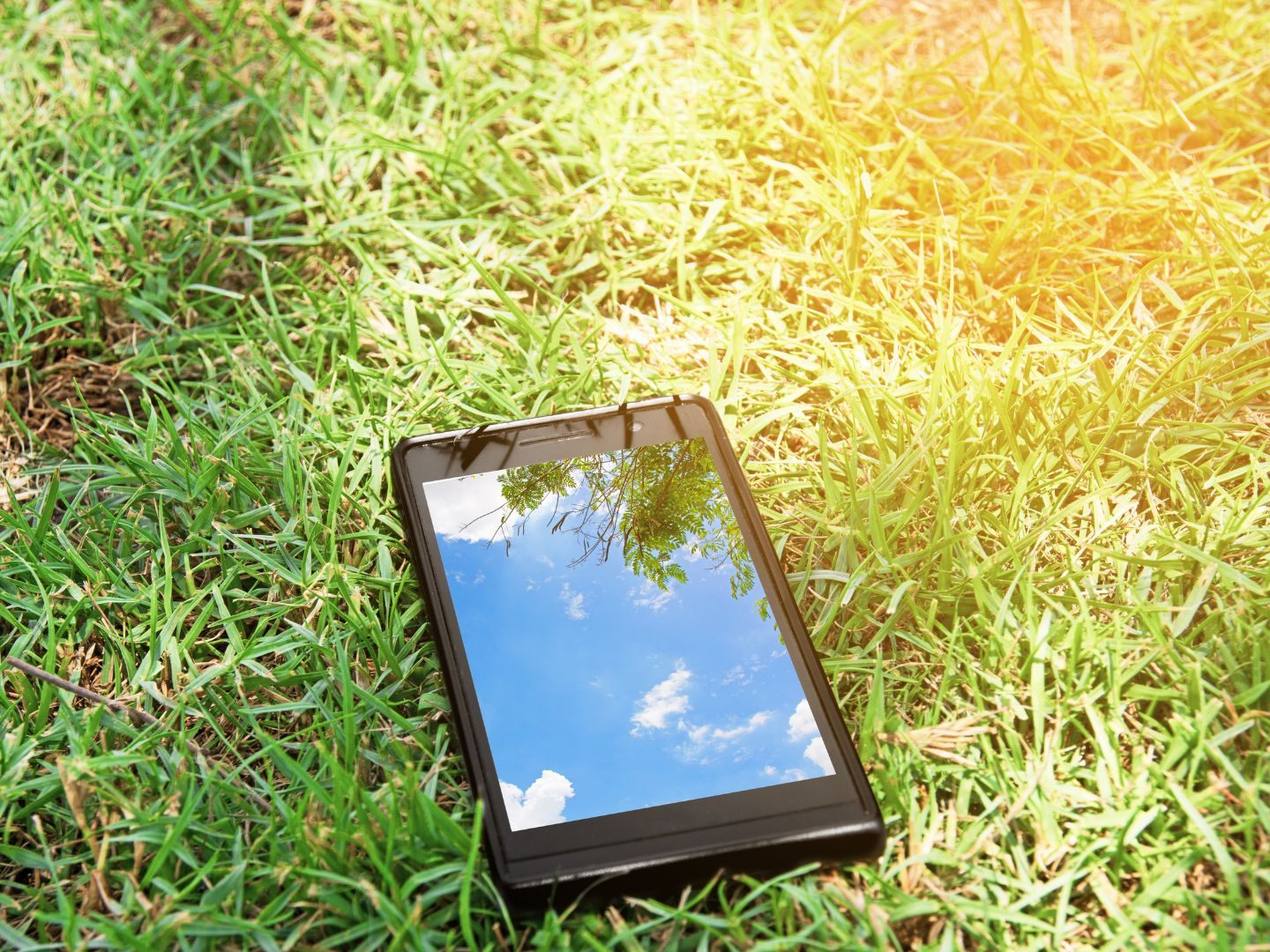 Es wird gewarnt davor, Smartphones, Tablets, E-Bikes und Co. direkter Sonneneinstrahlung auszusetzen. Es wird gewarnt davor, Smartphones, Tablets, E-Bikes und Co. direkter Sonneneinstrahlung auszusetzen.