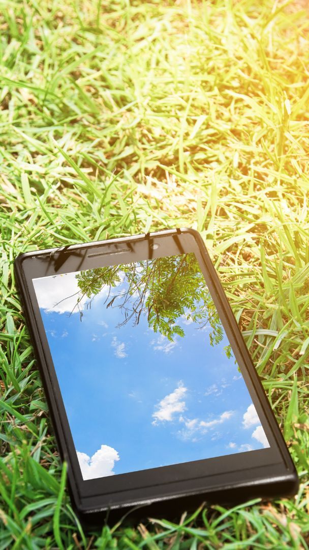 Es wird gewarnt davor, Smartphones, Tablets, E-Bikes und Co. direkter Sonneneinstrahlung auszusetzen.