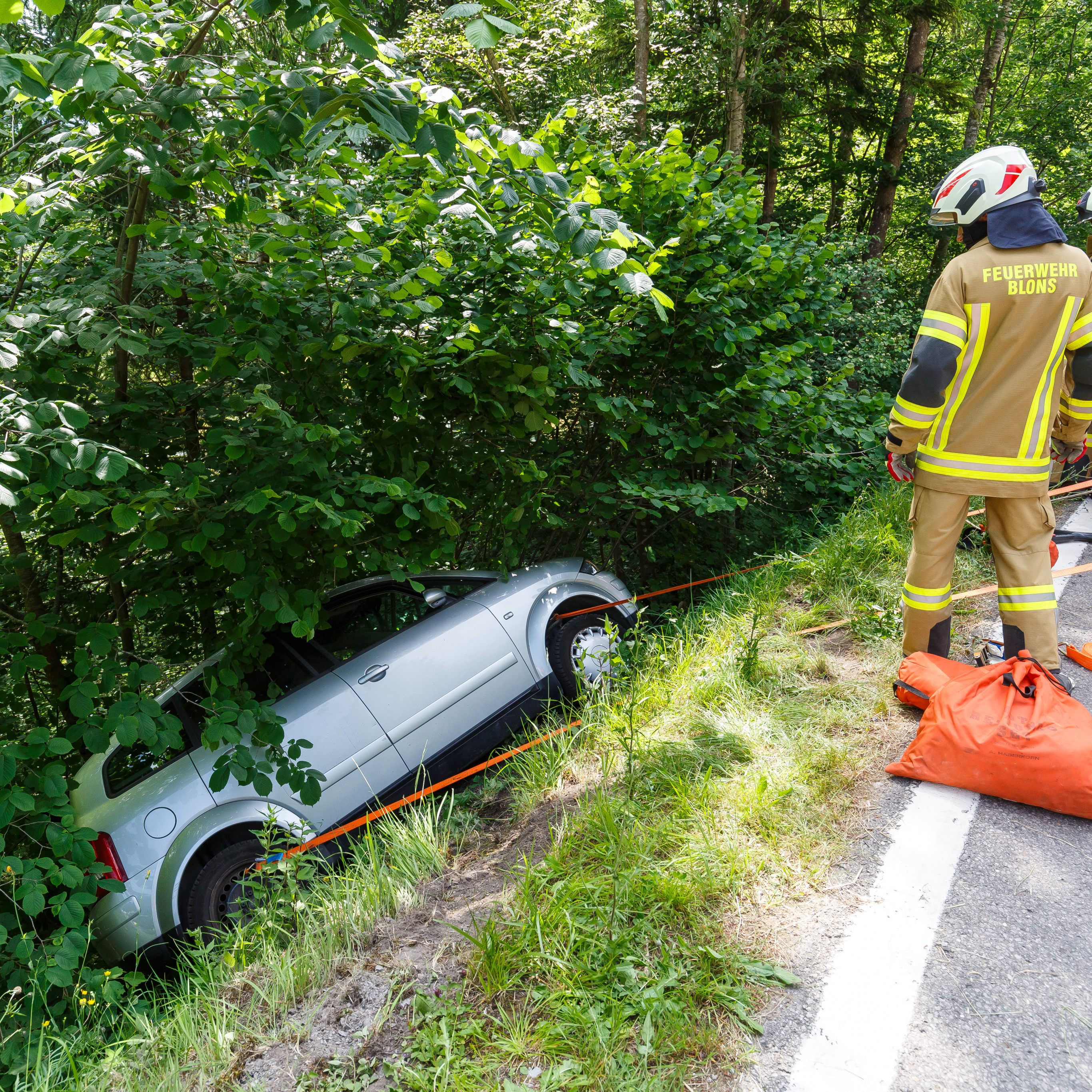 Der Pkw wurde in extrem steilen Gelände von Bäumen gestoppt.