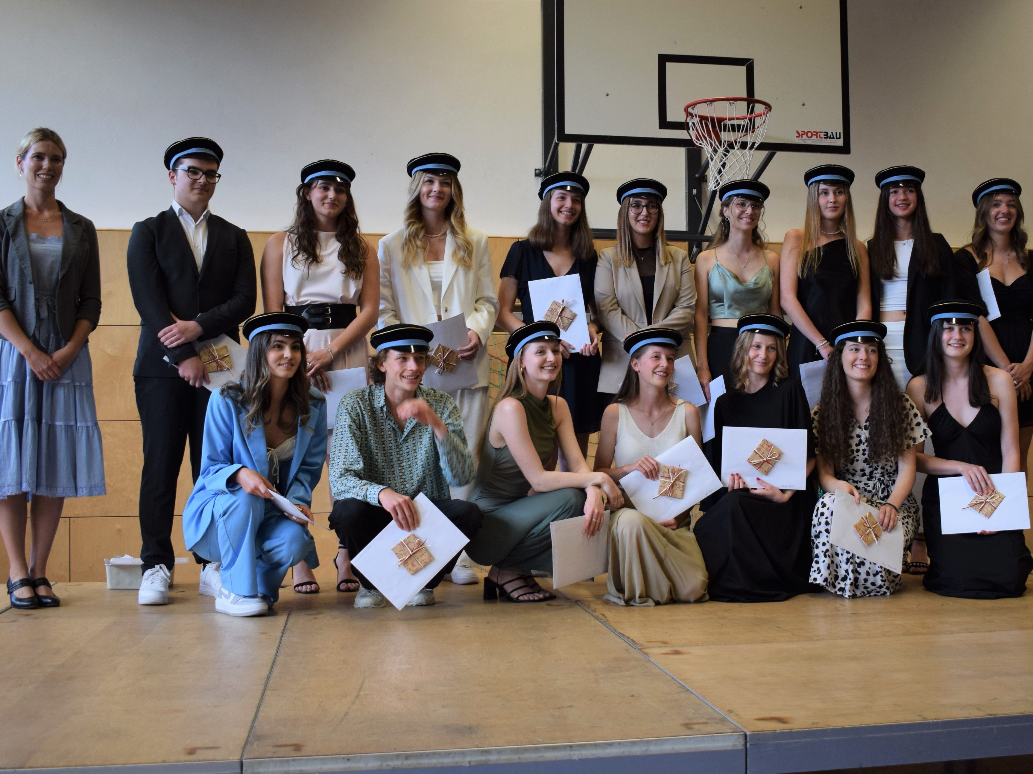 Die 8ai Klasse konnten die weiße Fahne hissen, alle haben die Matura bestanden. Die 8ai Klasse konnten die weiße Fahne hissen, alle haben die Matura bestanden.