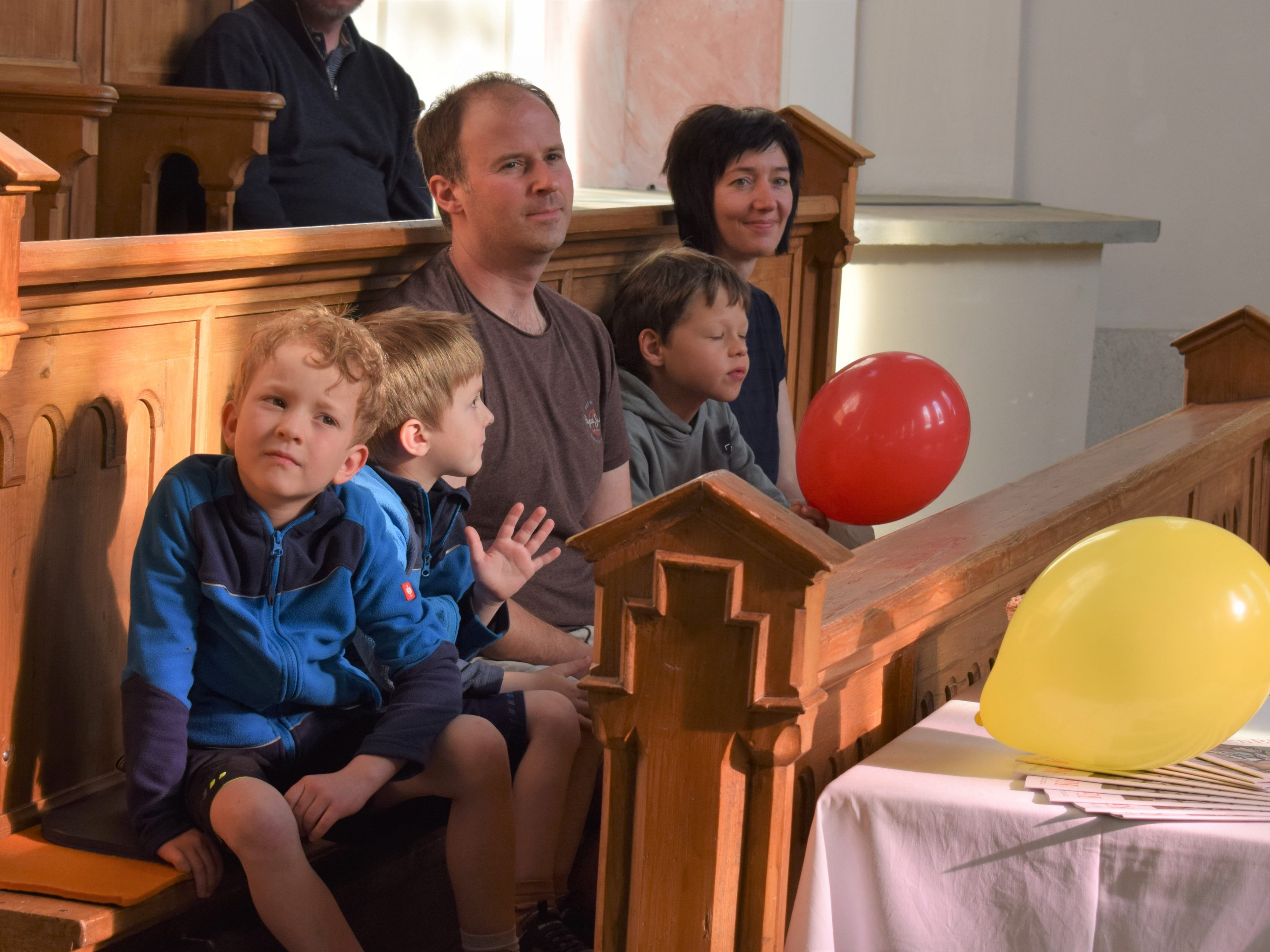 Große und kleine Besucherinnen und Besucher interessierten sich für das abwechslungsreiche Programm. Große und kleine Besucherinnen und Besucher interessierten sich für das abwechslungsreiche Programm.
