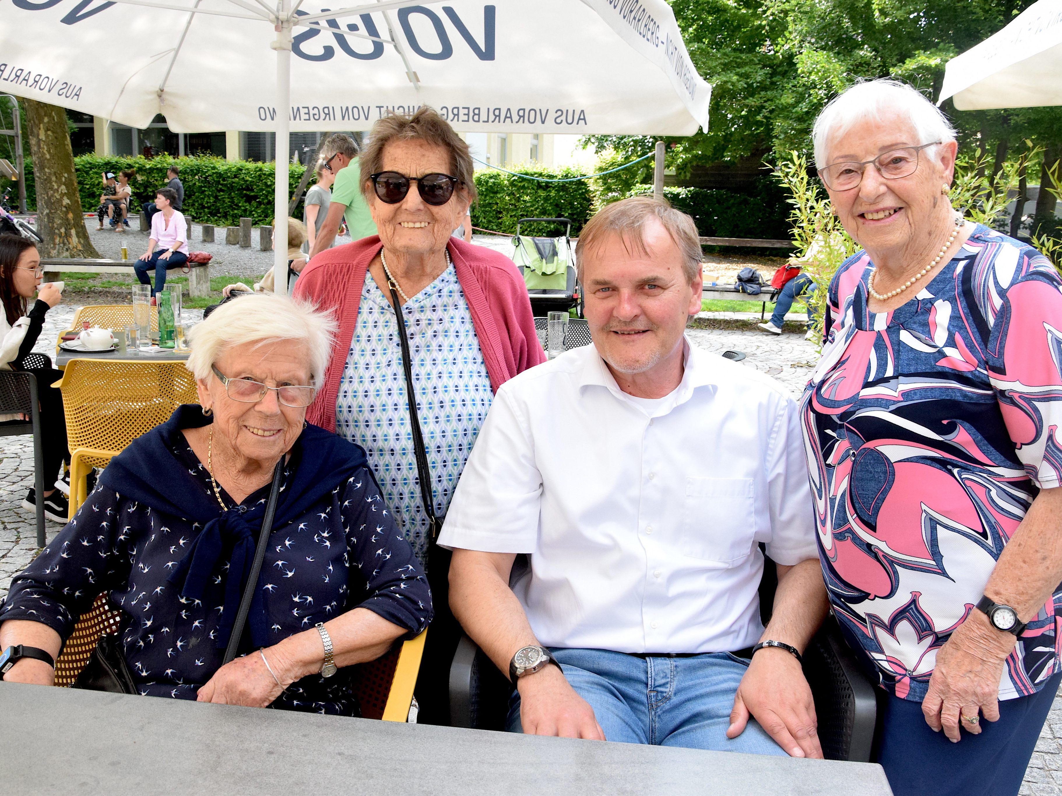 Groß ist die Vorfreude auf die Schesa auch bei den Personen, die im Sozialzentrum leben - hier Anna Tschabrun, Erna Böhm und Trudi Bachmann mit Besucher Bgm. Georg Bucher. Groß ist die Vorfreude auf die Schesa auch bei den Personen, die im Sozialzentrum leben - hier Anna Tschabrun, Erna Böhm und Trudi Bachmann mit Besucher Bgm. Georg Bucher.