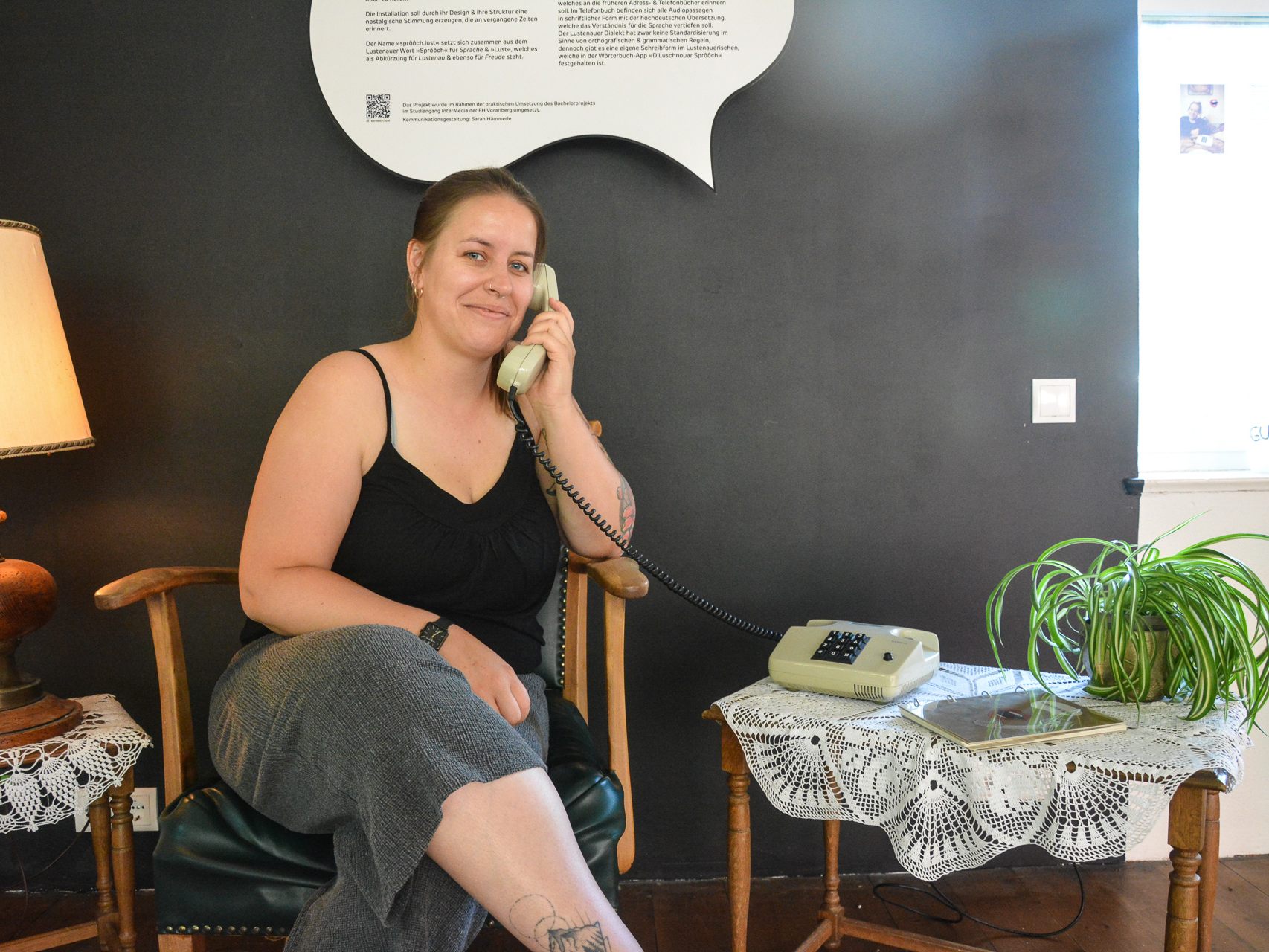 Will nicht, dass der Lustenauer Dialekt in Vergessenheit gerät: Sarah Hämmerle hat ein Tastentelefon umgebaut und mit Lustenauer Texten bespielt.