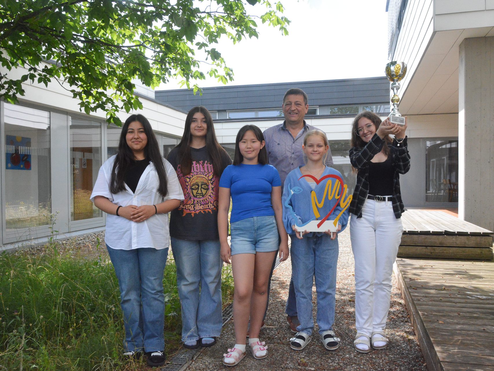Voller Stolz präsentieren die fünf Schachspielerinnen der MS Rheindorf ihren Pokal, den sie für den dritten Platz beim Bundesfinale im Burgenland erhielten. Voller Stolz präsentieren die fünf Schachspielerinnen der MS Rheindorf ihren Pokal, den sie für den dritten Platz beim Bundesfinale im Burgenland erhielten.