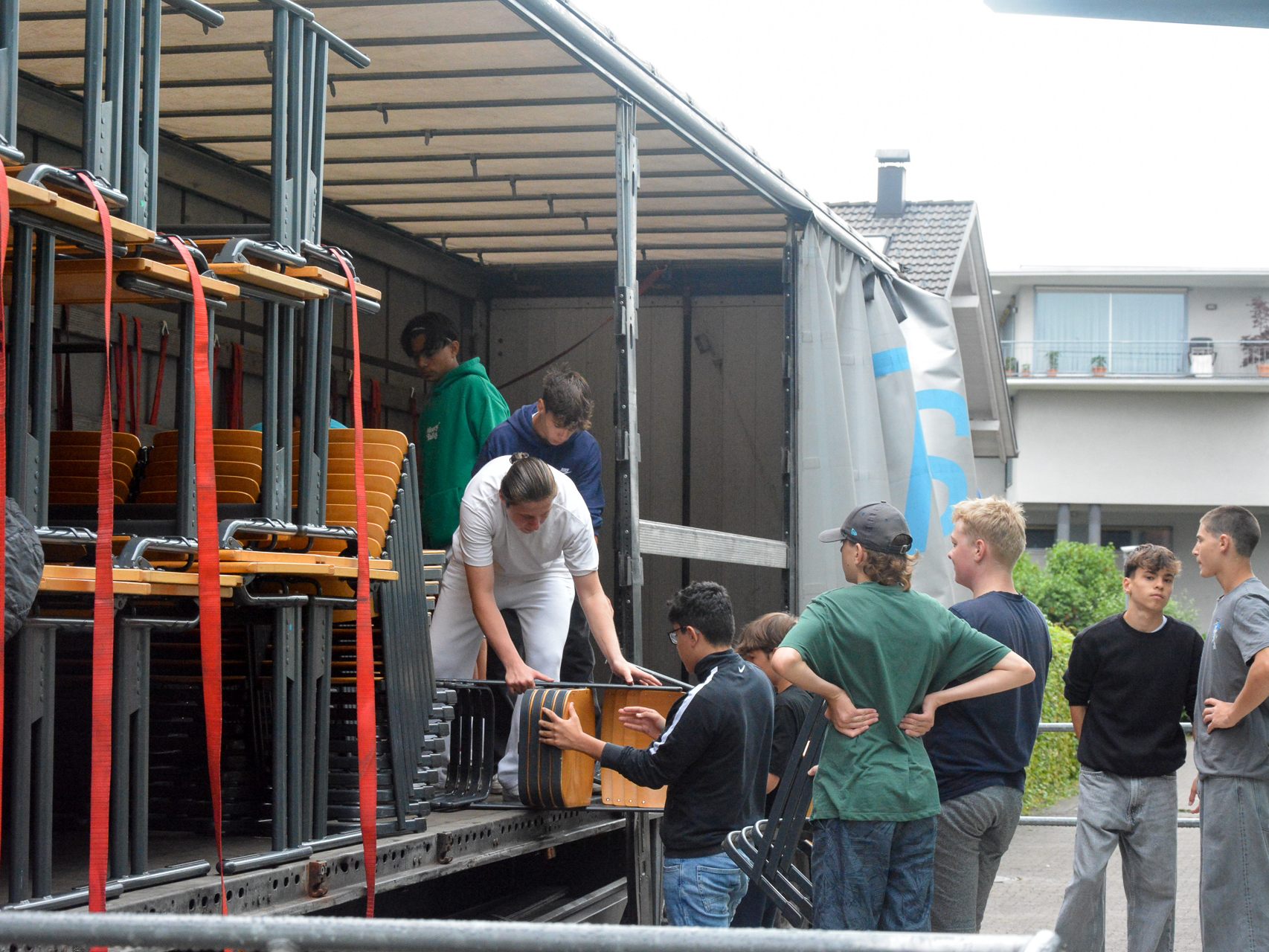 Die Mittelschule Hasenfeld spendet ihr "alten" Schulmöbel an eine Schule in Rumänien.