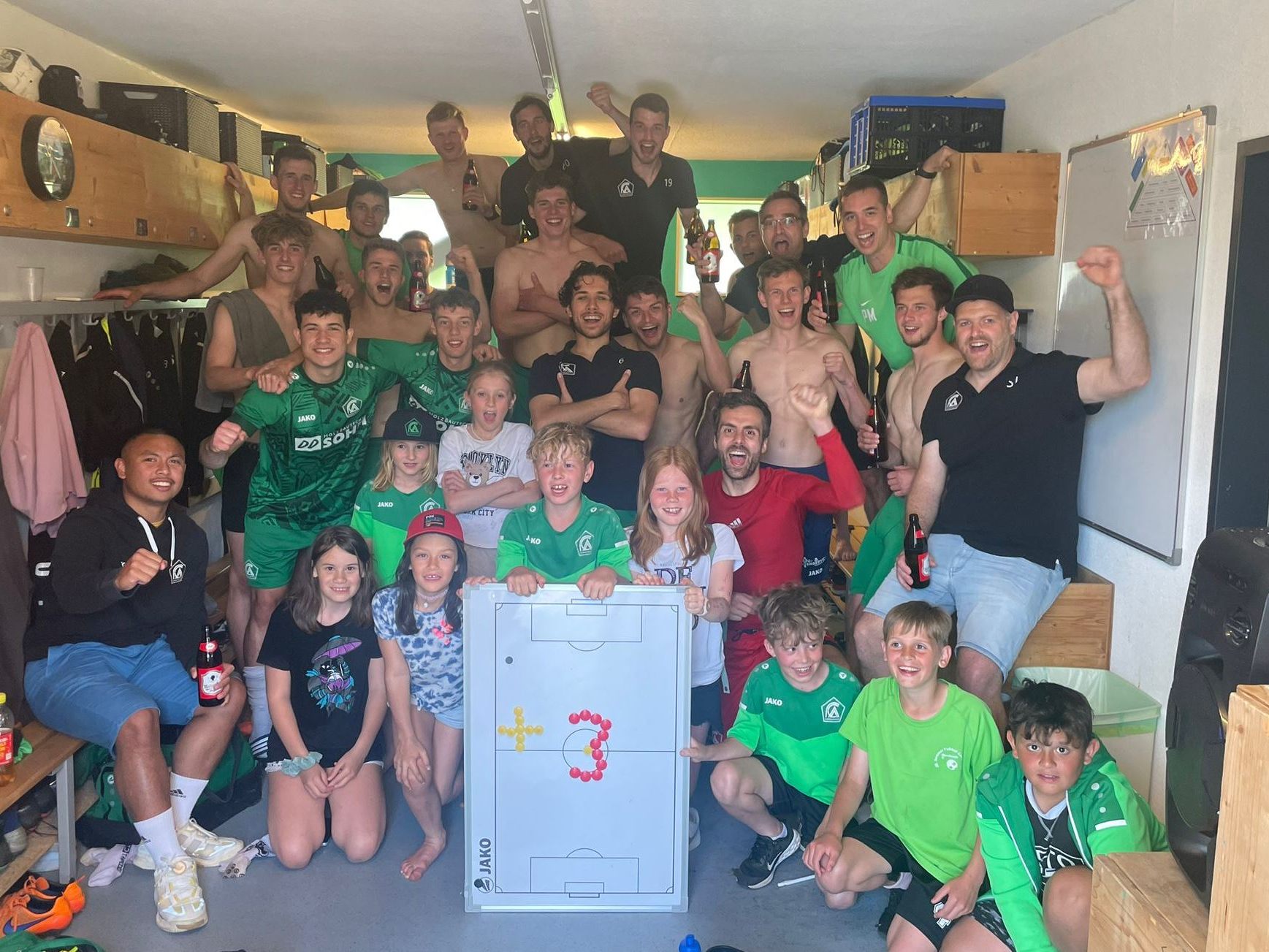 Die Alberschwender ließen ihrer Freude nach dem 3:1-Sieg über Koblach freien Lauf. Die Alberschwender ließen ihrer Freude nach dem 3:1-Sieg über Koblach freien Lauf.