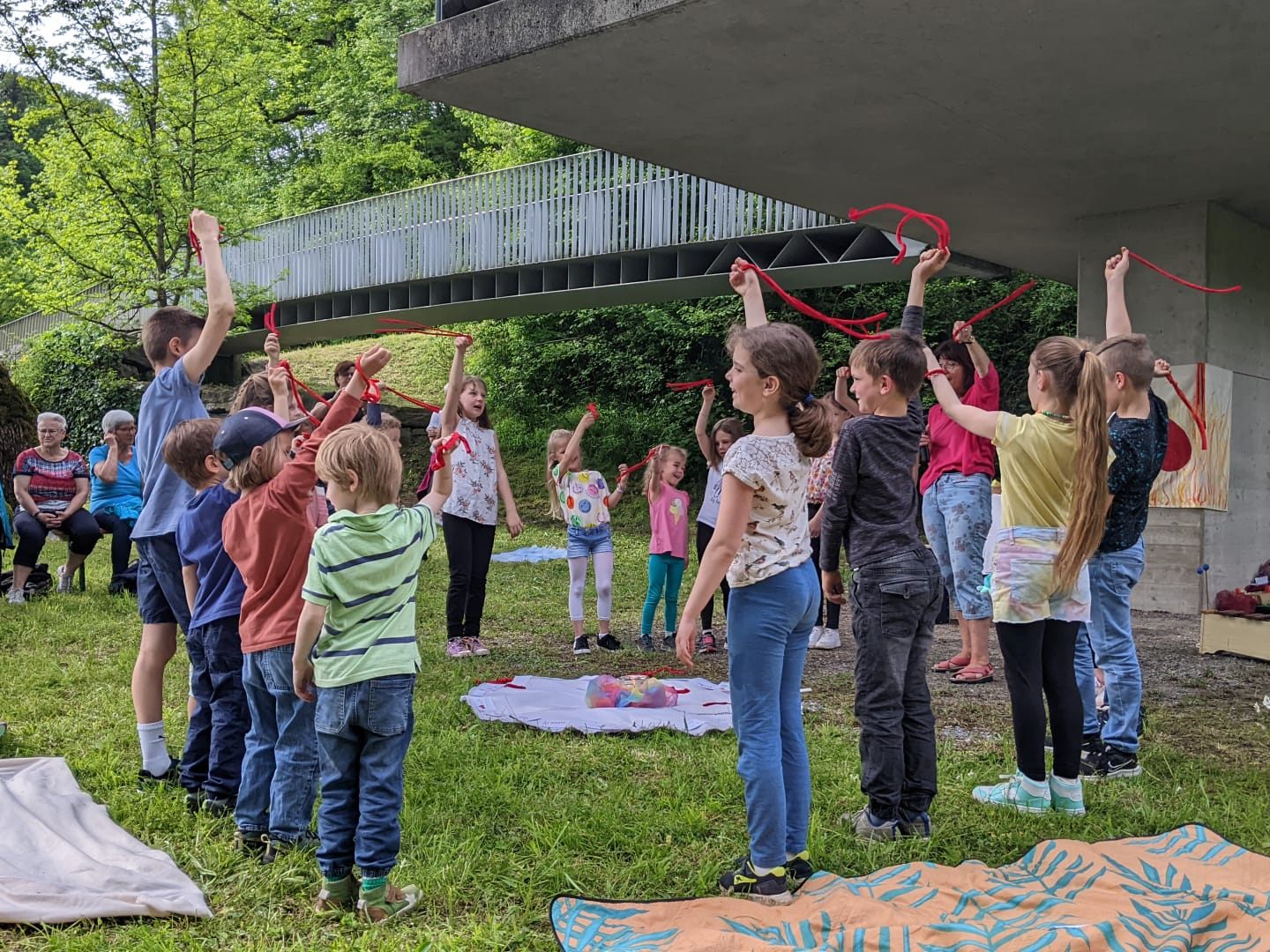 Flammentanz bei der Maiandacht.