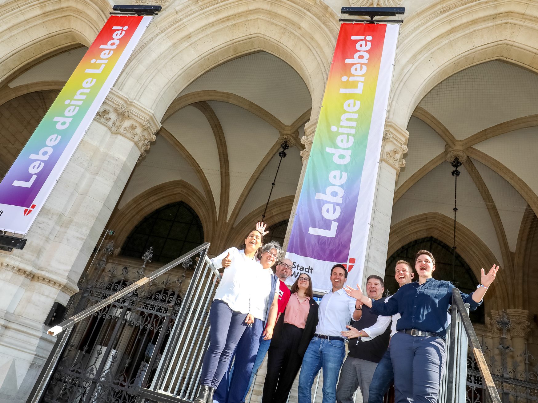Eine Regenbogenfahne ziert das Wiener Rathaus. Eine Regenbogenfahne ziert das Wiener Rathaus.