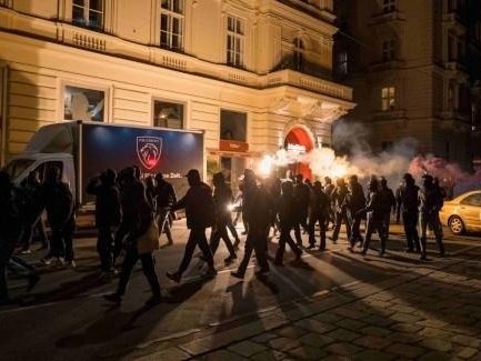 Nach den Böllerwürfen auf die deutsche Botschaft in Wien ist ein mutmaßliches Bekennerschreiben im Internet aufgetaucht. Nach den Böllerwürfen auf die deutsche Botschaft in Wien ist ein mutmaßliches Bekennerschreiben im Internet aufgetaucht.