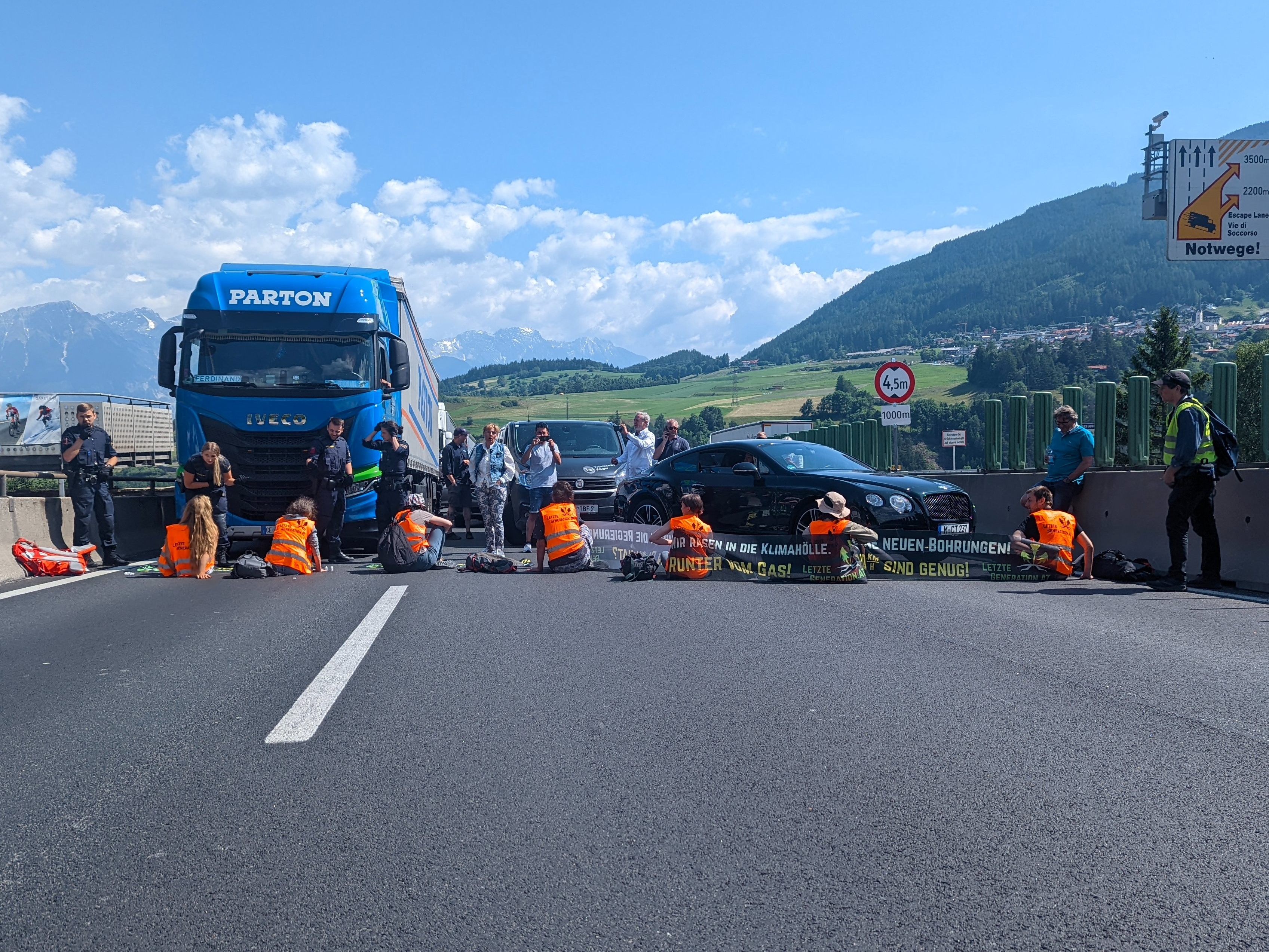 Die Klimakleber der Organisation "Letzte Generation" haben mit ihrer Blockade auf der Europabrücke die Brennerautobahn (A13) zum Stillstand gebracht. Die Klimakleber der Organisation "Letzte Generation" haben mit ihrer Blockade auf der Europabrücke die Brennerautobahn (A13) zum Stillstand gebracht.
