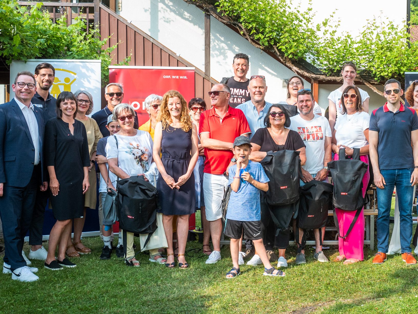 Photovoltaik-Marktführer Hansesun und der ORF Vorarlberg ermöglichten mit der vierten Auflage der Gewinnspiel-Aktion „Sonnemonat Mai“ die vierte PV-Anlage für das Vorarlberger Kinderdorf. Im Bild die glücklichen Gewinner:innen und die Sponsoren der Aktion. Photovoltaik-Marktführer Hansesun und der ORF Vorarlberg ermöglichten mit der vierten Auflage der Gewinnspiel-Aktion „Sonnemonat Mai“ die vierte PV-Anlage für das Vorarlberger Kinderdorf. Im Bild die glücklichen Gewinner:innen und die Sponsoren der Aktion.