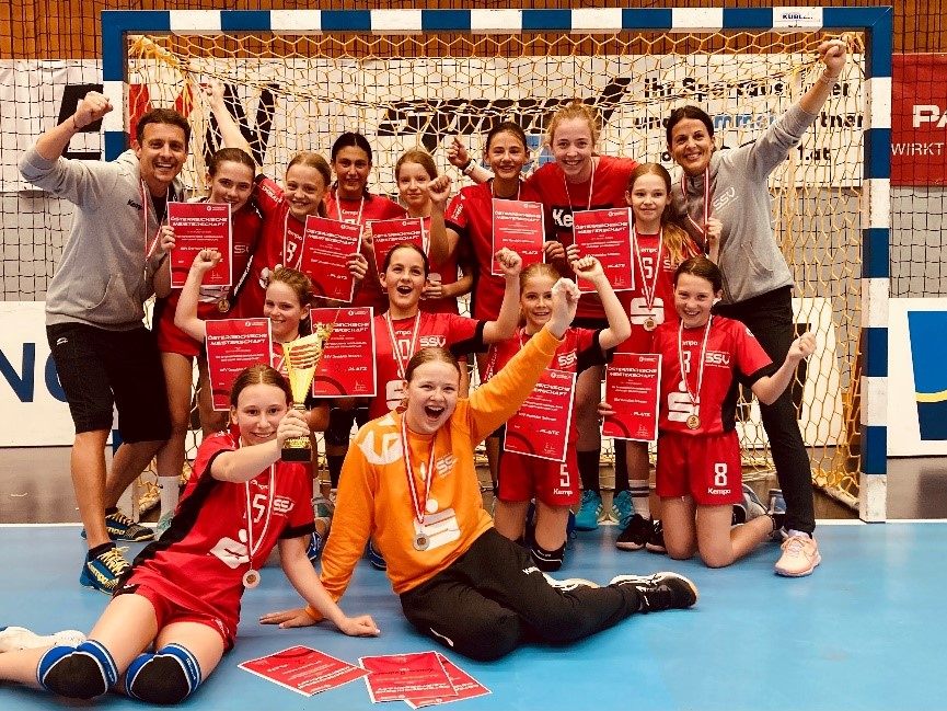 Kapp Leni, Bösch Jana, Dolischka Leonie, Ehgarter Zoe, Forster Cosima, Bauer Maya, Holzmann Hanna, Krall Matilda, Riedmann Louisa, Schmollengruber Mia-Lena, Mairitsch Mia-Sopieh Trainer: Kapp Ariane, De Jong Merel, Bohle Andreas Kapp Leni, Bösch Jana, Dolischka Leonie, Ehgarter Zoe, Forster Cosima, Bauer Maya, Holzmann Hanna, Krall Matilda, Riedmann Louisa, Schmollengruber Mia-Lena, Mairitsch Mia-Sopieh Trainer: Kapp Ariane, De Jong Merel, Bohle Andreas