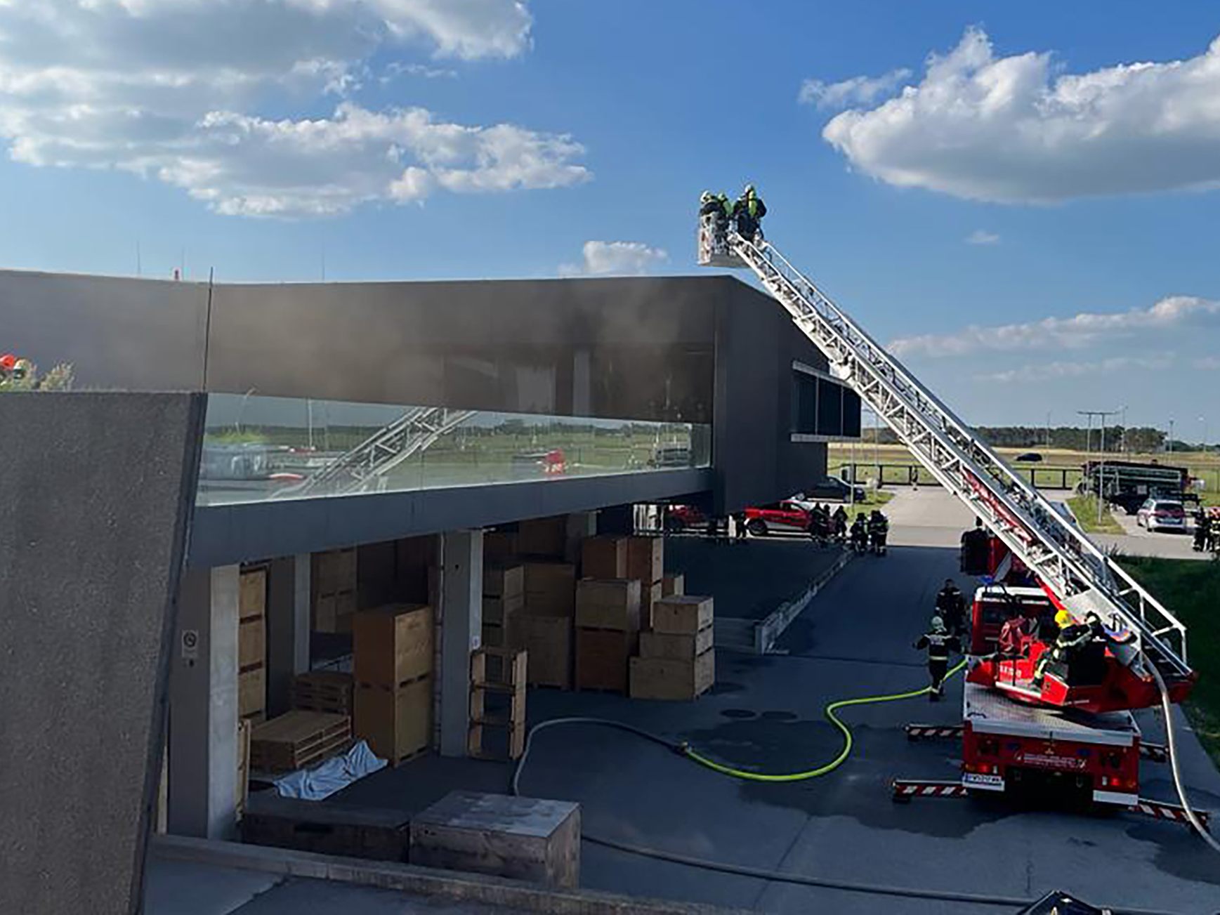 In einem Industriebetrieb in Wiener Neustadt ist ein Brand ausgebrochen. In einem Industriebetrieb in Wiener Neustadt ist ein Brand ausgebrochen.
