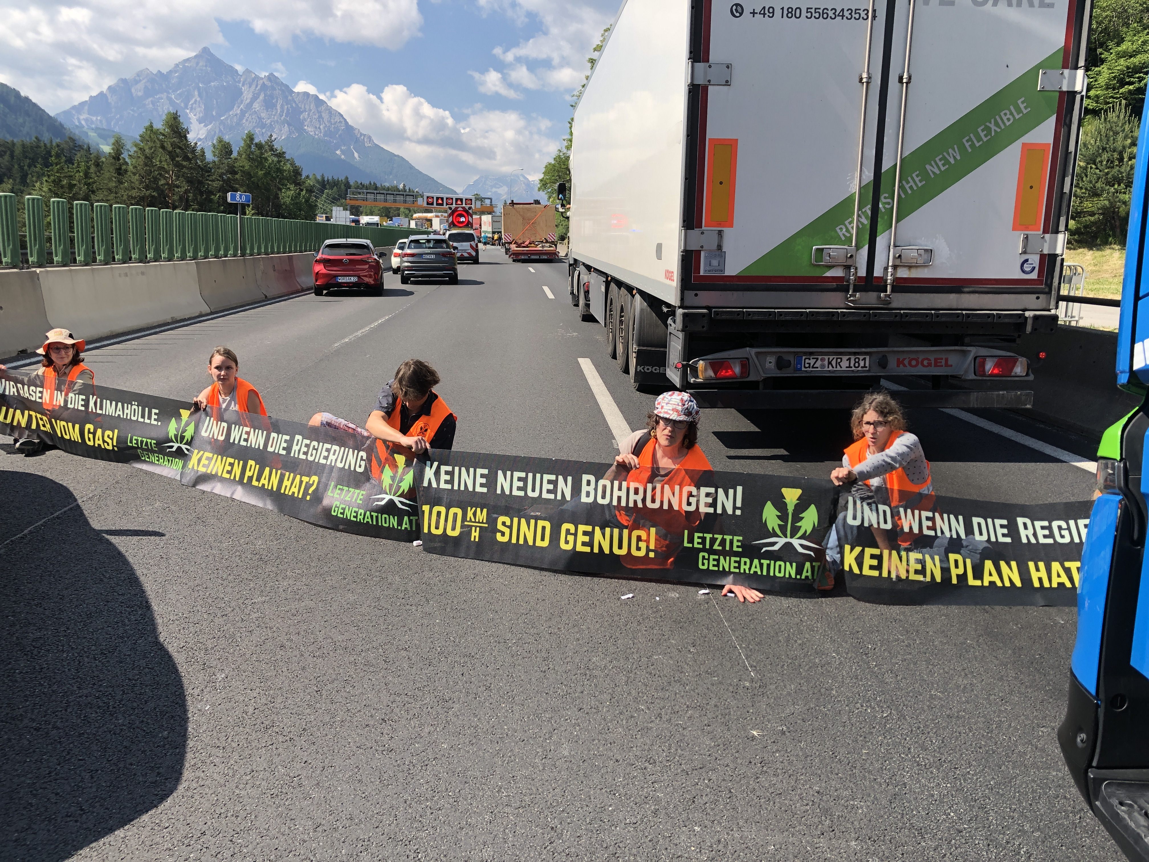 Aktivsten der "Letzten Generation" haben sich auf der Brenner-Autobahn festgeklebt.