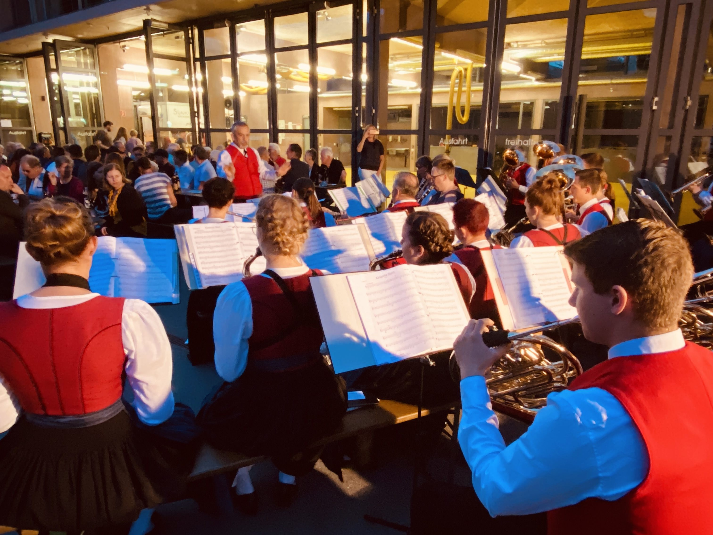 Stimmungsvolle Atmosphäre beim Dämmerschoppen des MV Satteins.