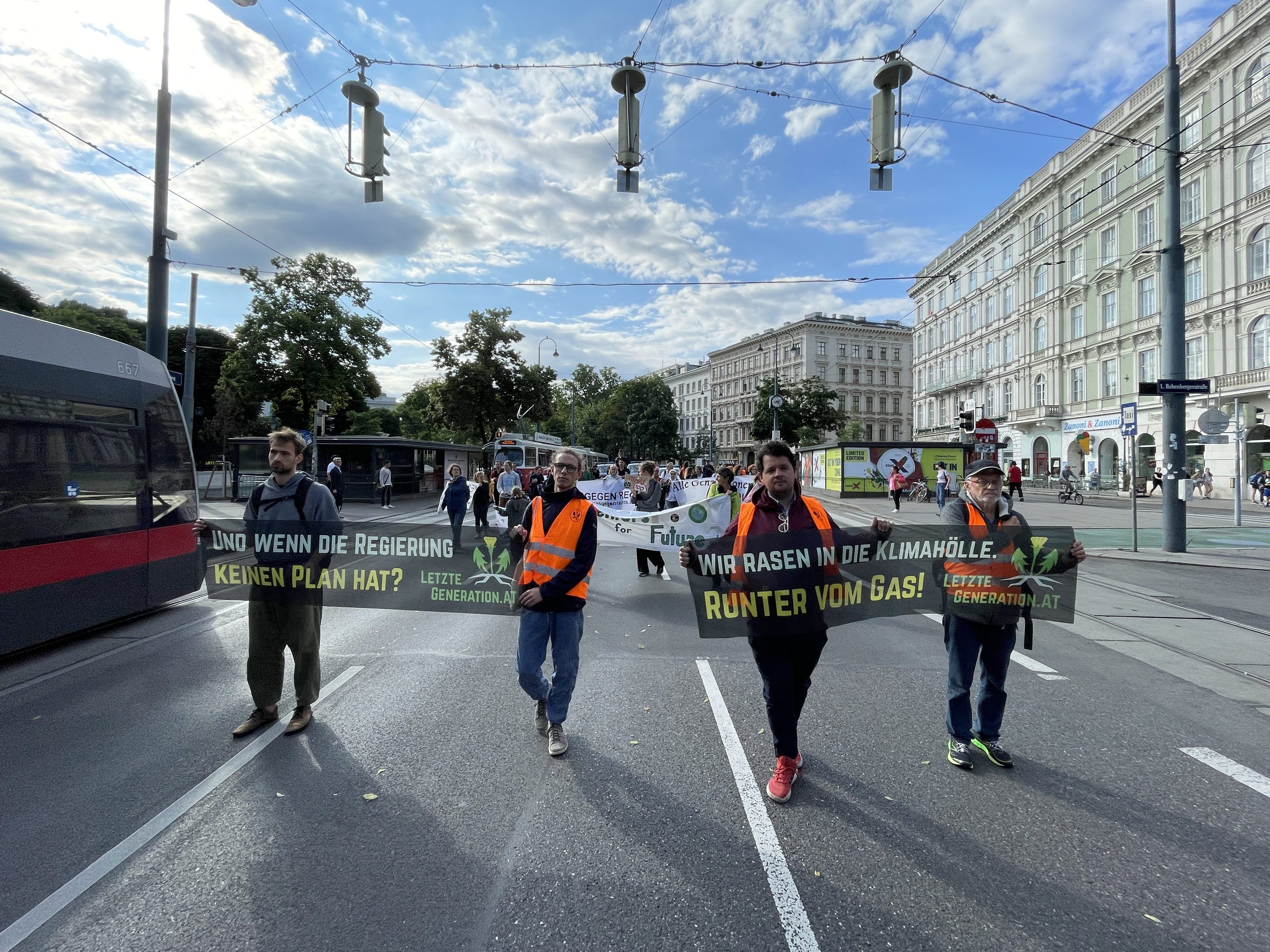 Aktivisten der "Letzten Generation" blockierten Mittwochvormittag den Verkehr am Wiener Ring. Aktivisten der "Letzten Generation" blockierten Mittwochvormittag den Verkehr am Wiener Ring.