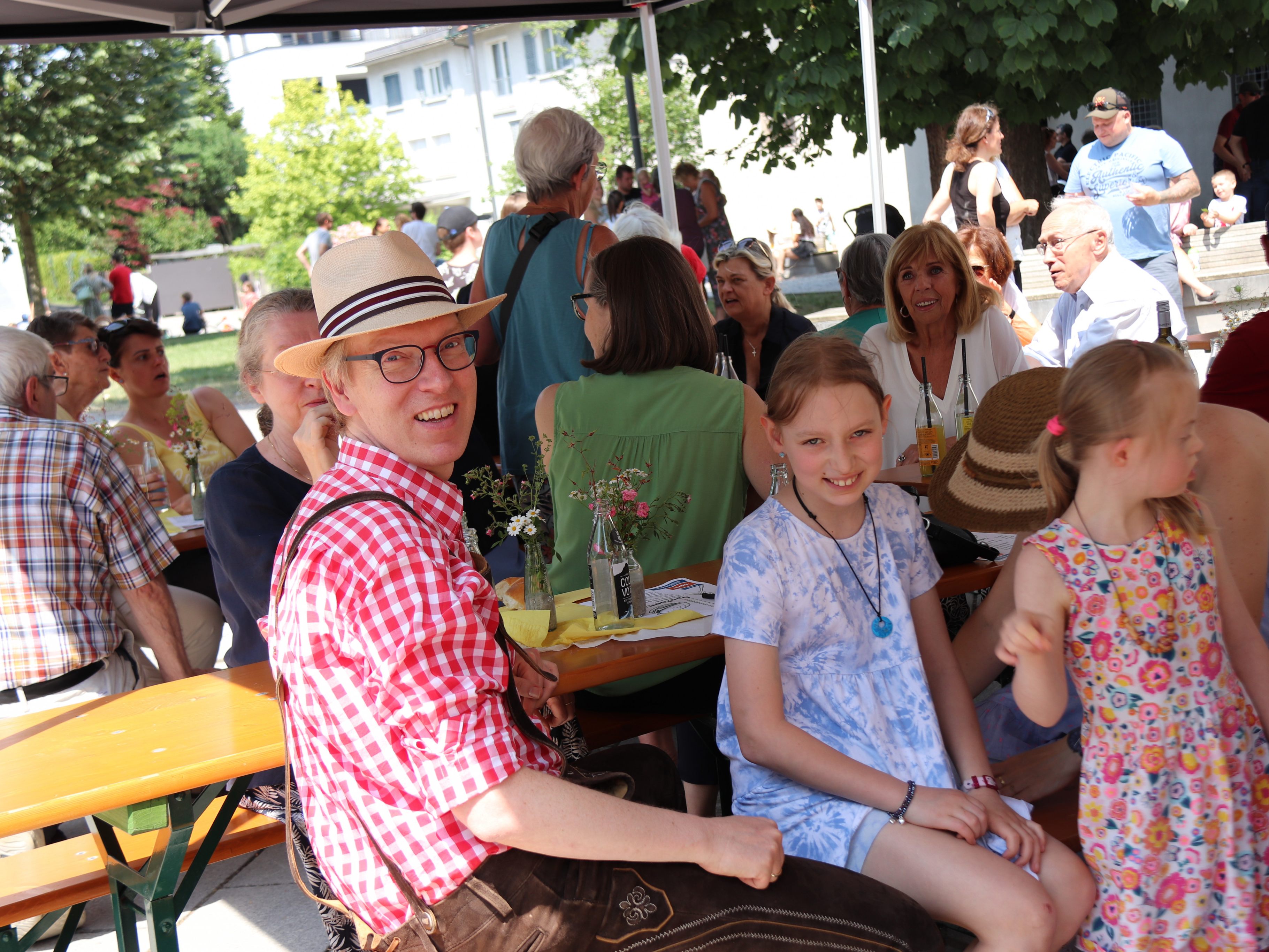 Die zahlreichen Gäste genossen ein ausgelassenes Fest im Pfarrpark St. Martin.
