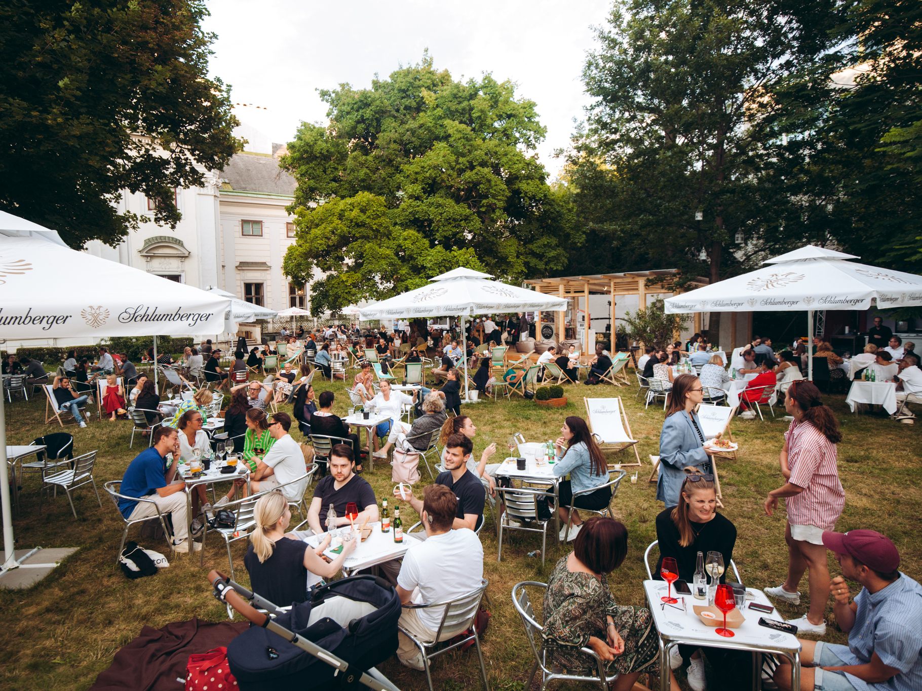 Schanigarten-Freunde aufgepasst: Das Palais FREILUFT hat wieder geöffnet.