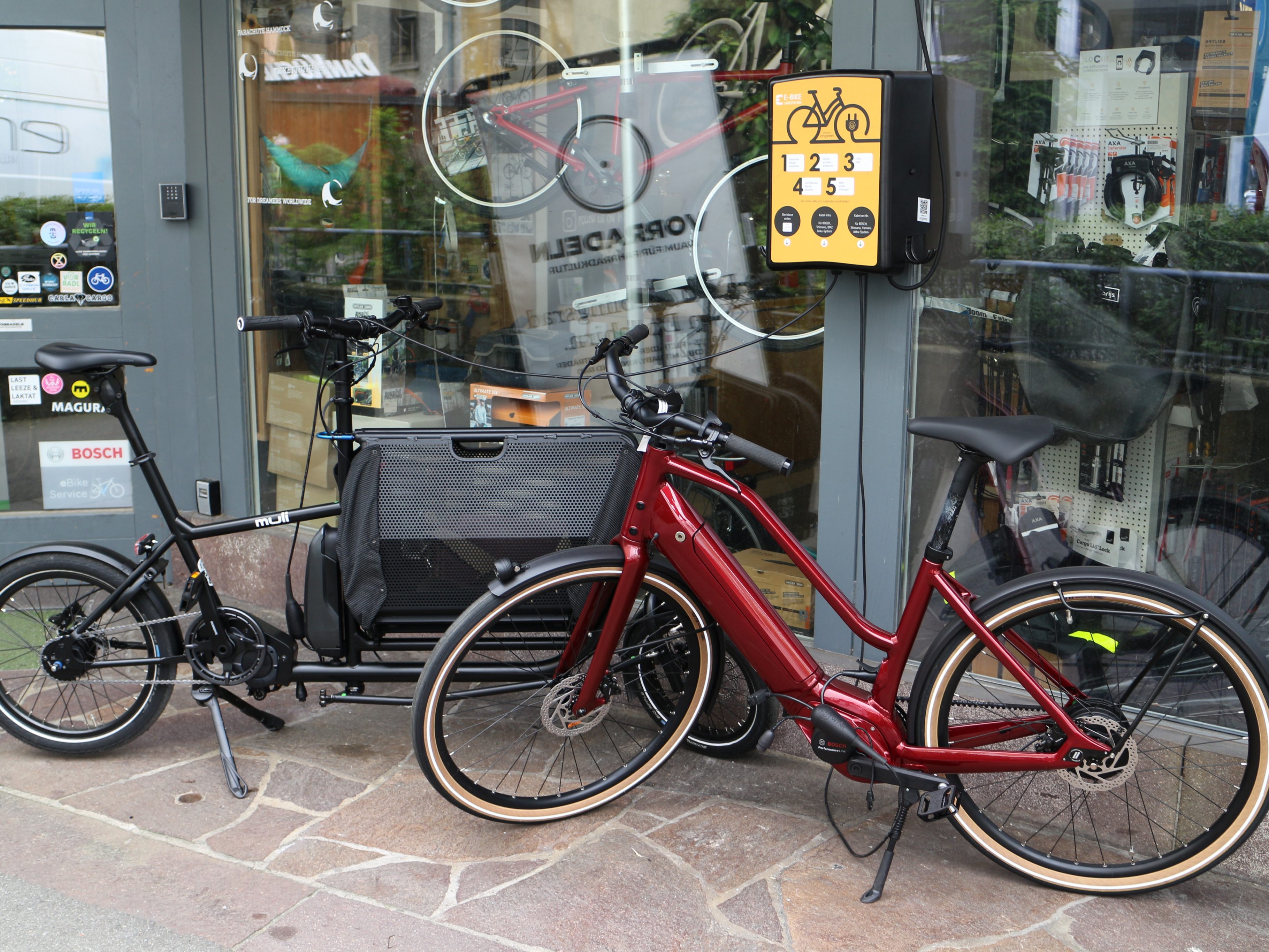 Ab sofort können Fahrräder an der Ladestation kostenlos geladen werden. Ab sofort können Fahrräder an der Ladestation kostenlos geladen werden.